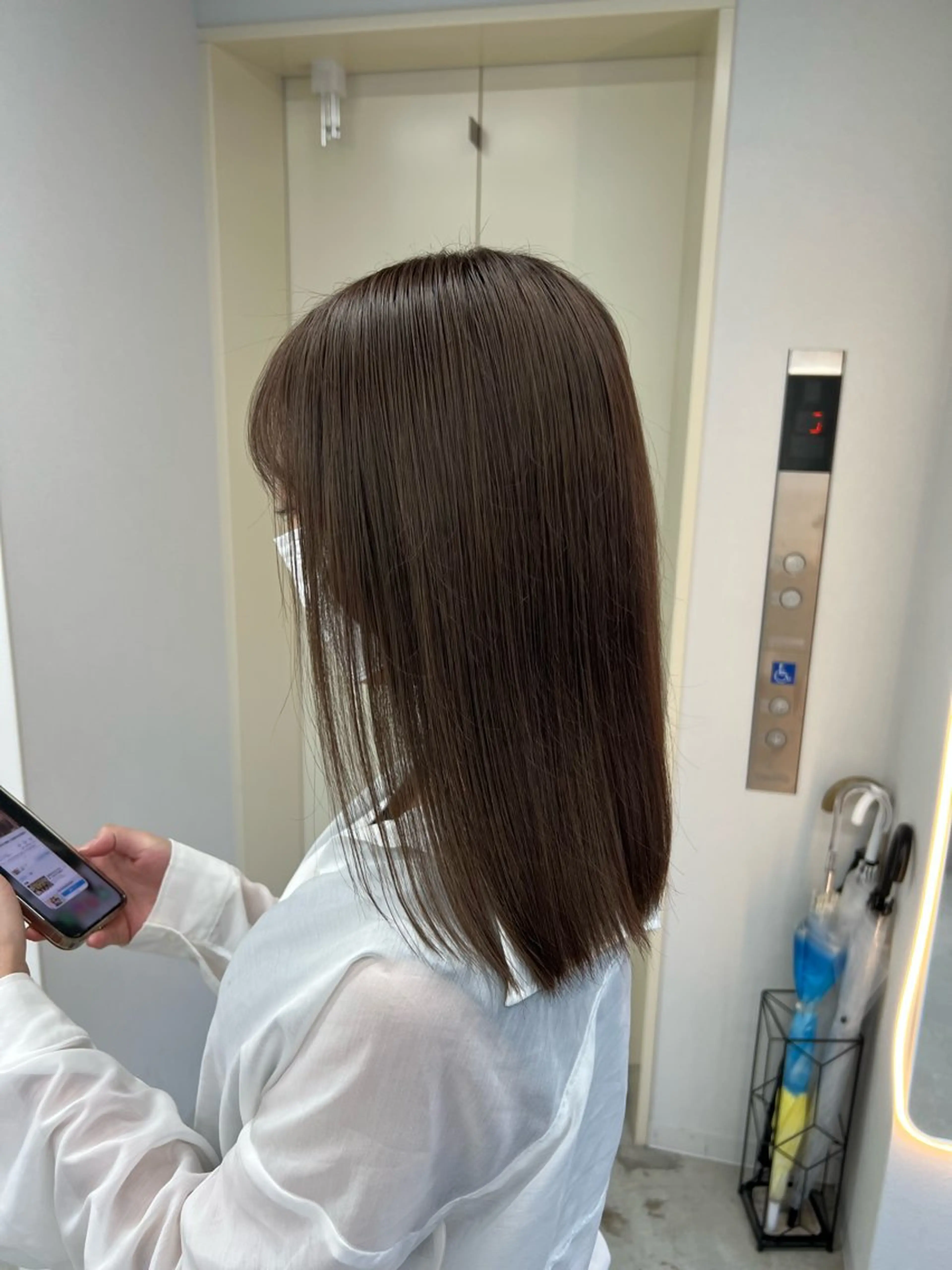 ミディアム カット ヘアカラー トリートメント maya レイヤーカットのヘアスタイル