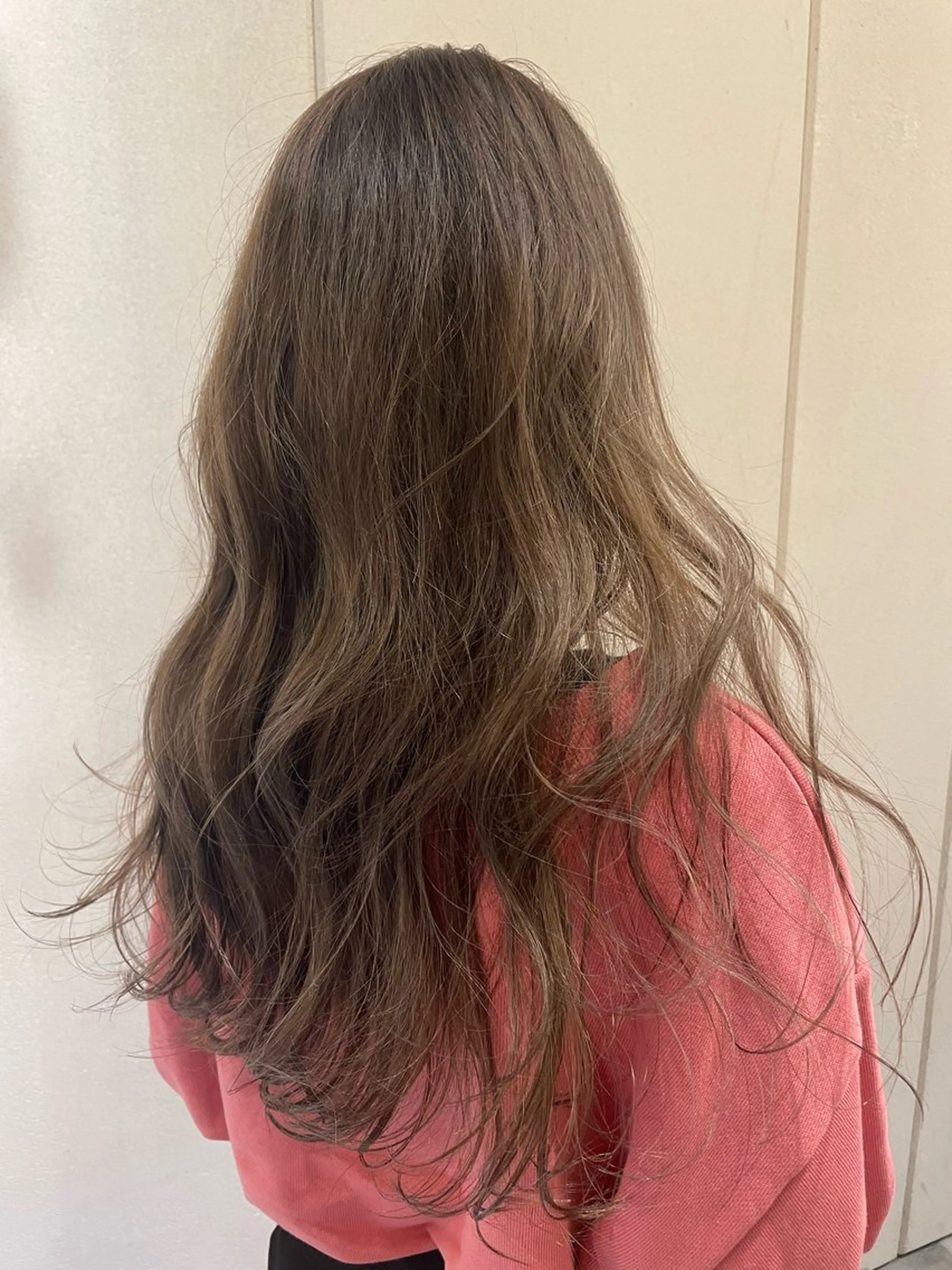 ロング カラー ベージュカラー ミルクティーベージュ カット ヘアカラー 狩野 羅夢のヘアスタイル