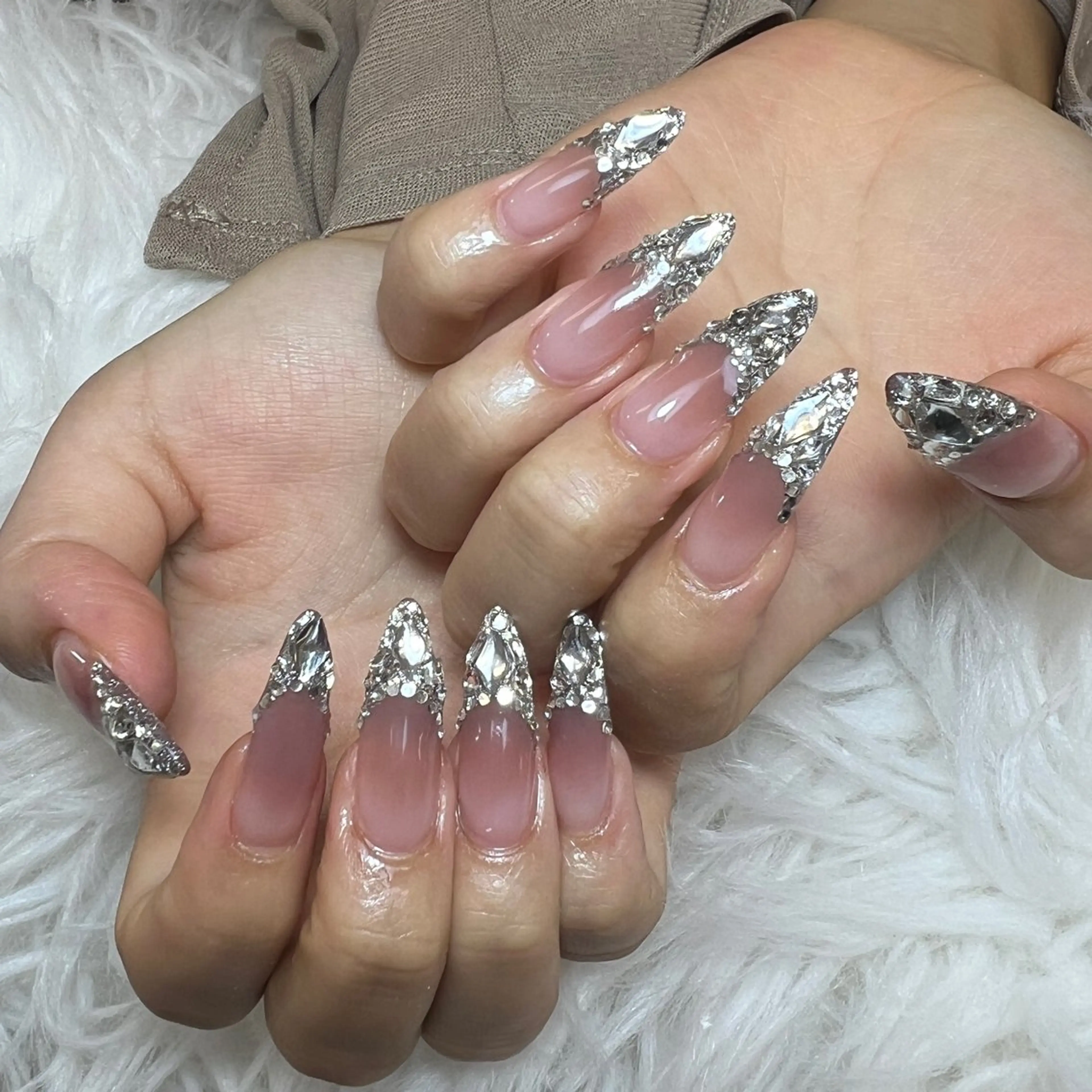 ネイル アートネイル オーロラネイル チークネイル 長さ出し フットネイル ハンドネイル ハンドケア Mio_ Noiranailのネイルデザイン