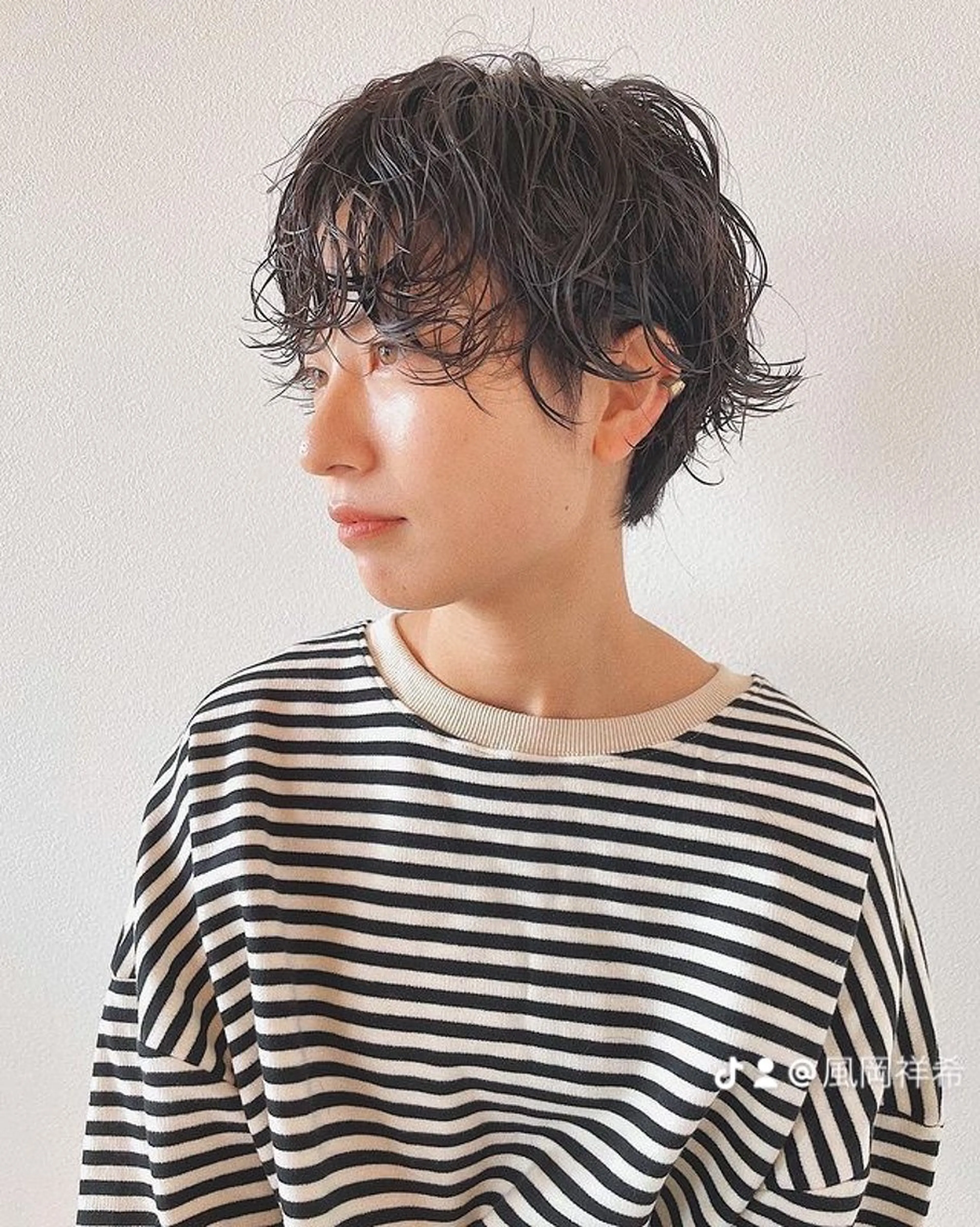 ショート パーマ 曲がる縮毛矯正 センターパートのヘアスタイル