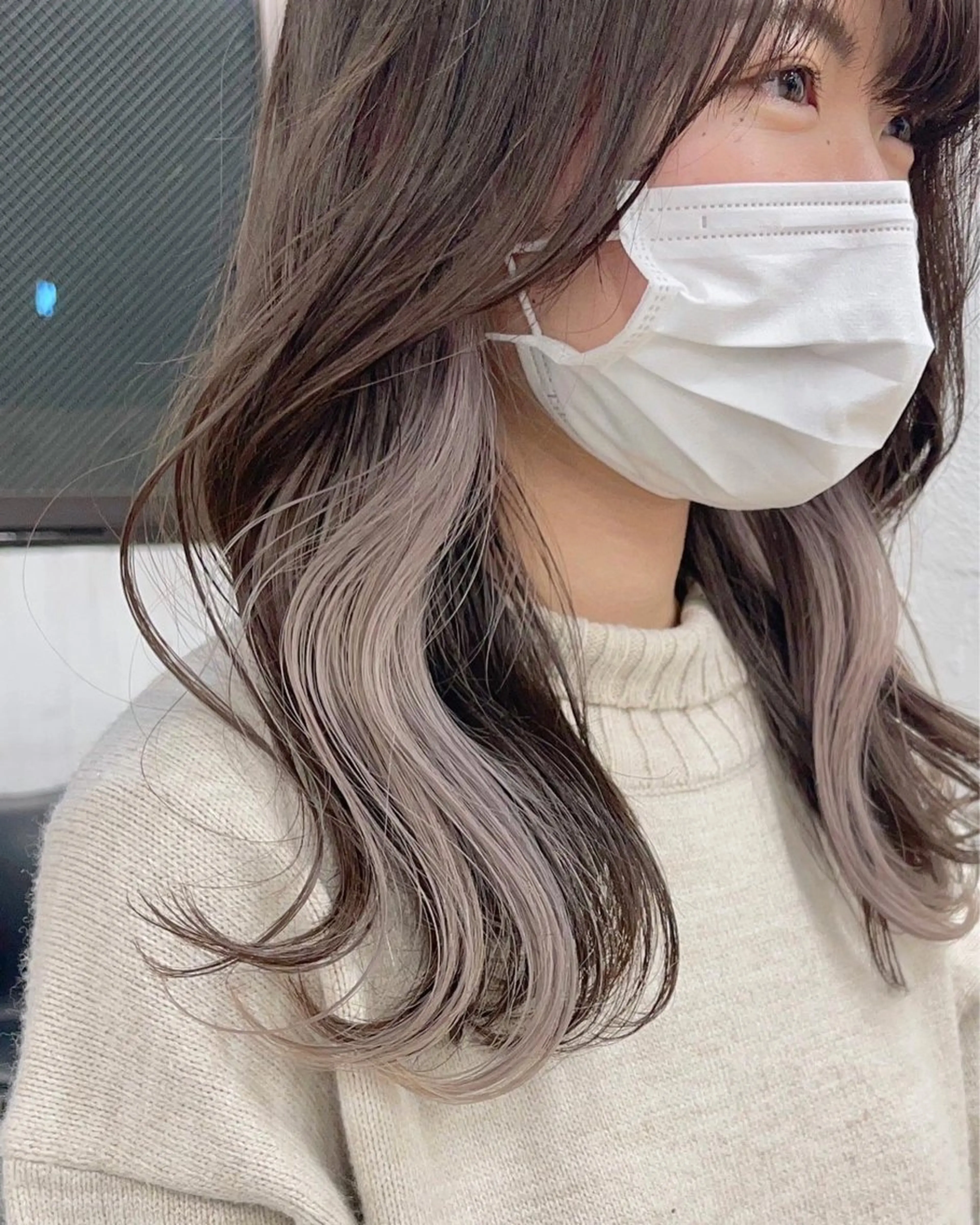 ロング カラー ベージュカラー イヤリングカラー インナーカラー ホワイトベージュ トリートメント ヘアカラー トリートメント ヘアセット RYOSUKE ハイトーンのヘアスタイル