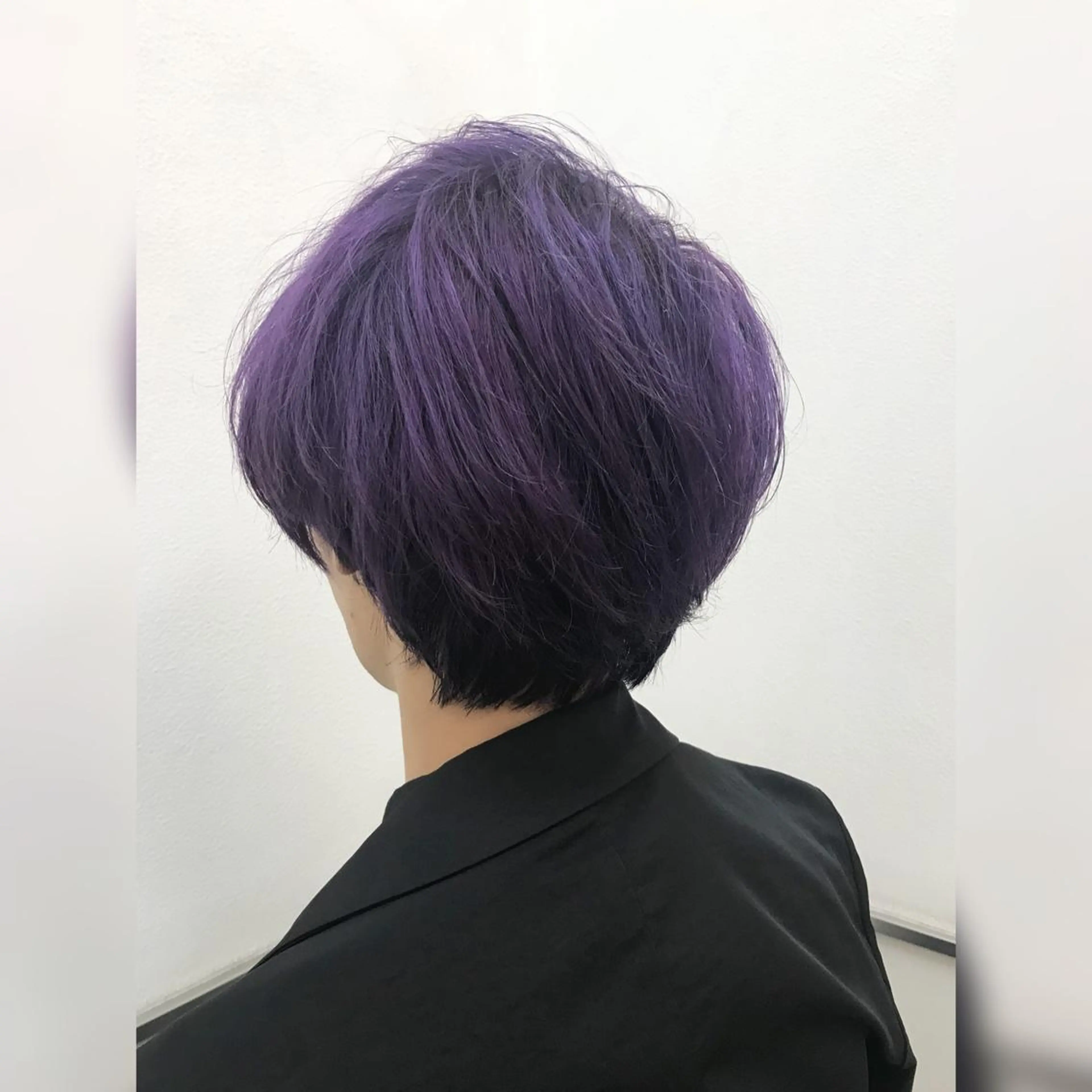 ショート カラー ブリーチ インナーカラー ラベンダーカラー ネイビーカラー メンズサロン アソビ元町のヘアスタイル