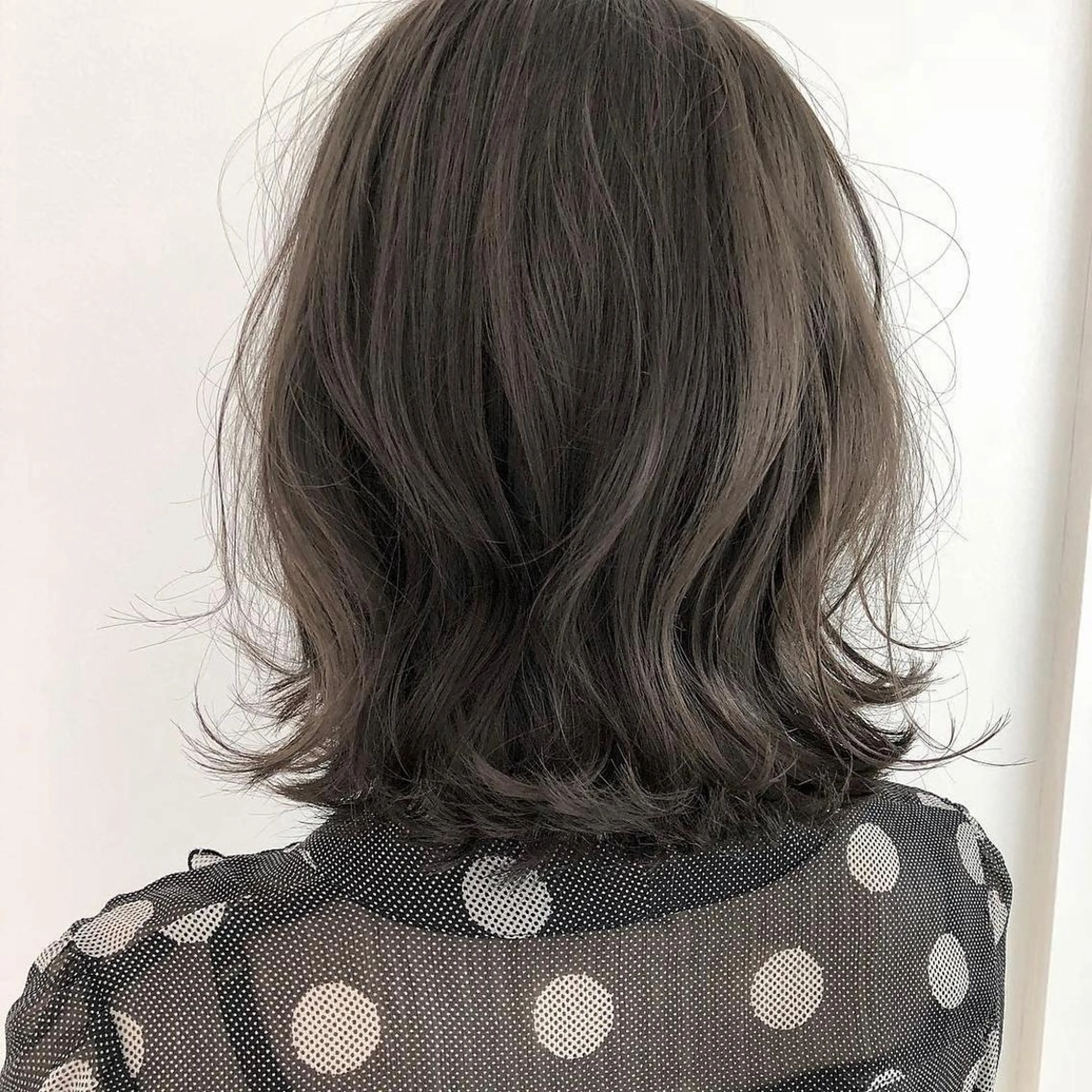 ミディアム カラー グレージュ 外ハネヘア 中塚 義人のヘアスタイル