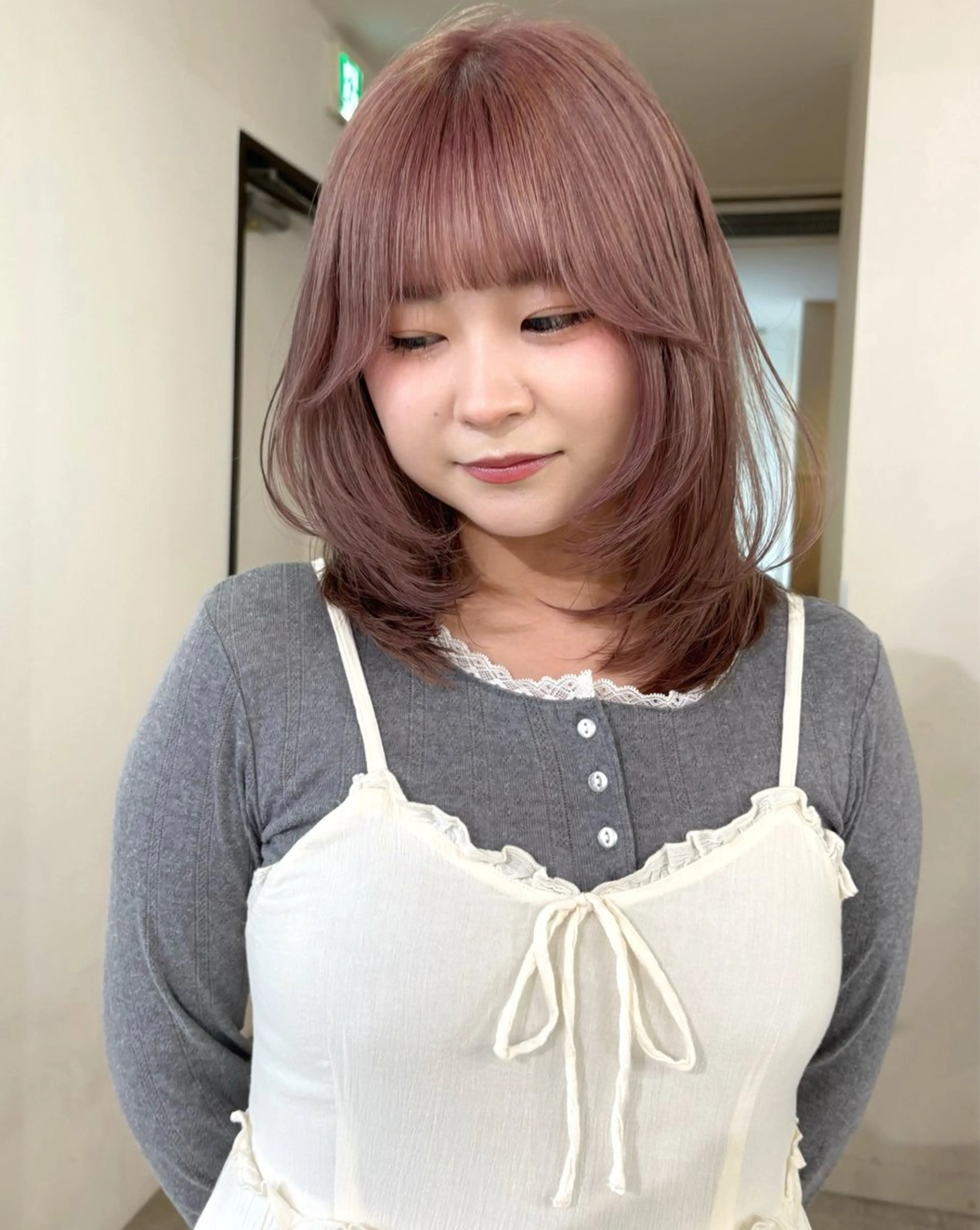 ミディアム カラー ブリーチ 伸ばしかけ レイヤーカット カット ヘアカラー mizuki/ピンク ベージュ.レイヤーのヘアスタイル