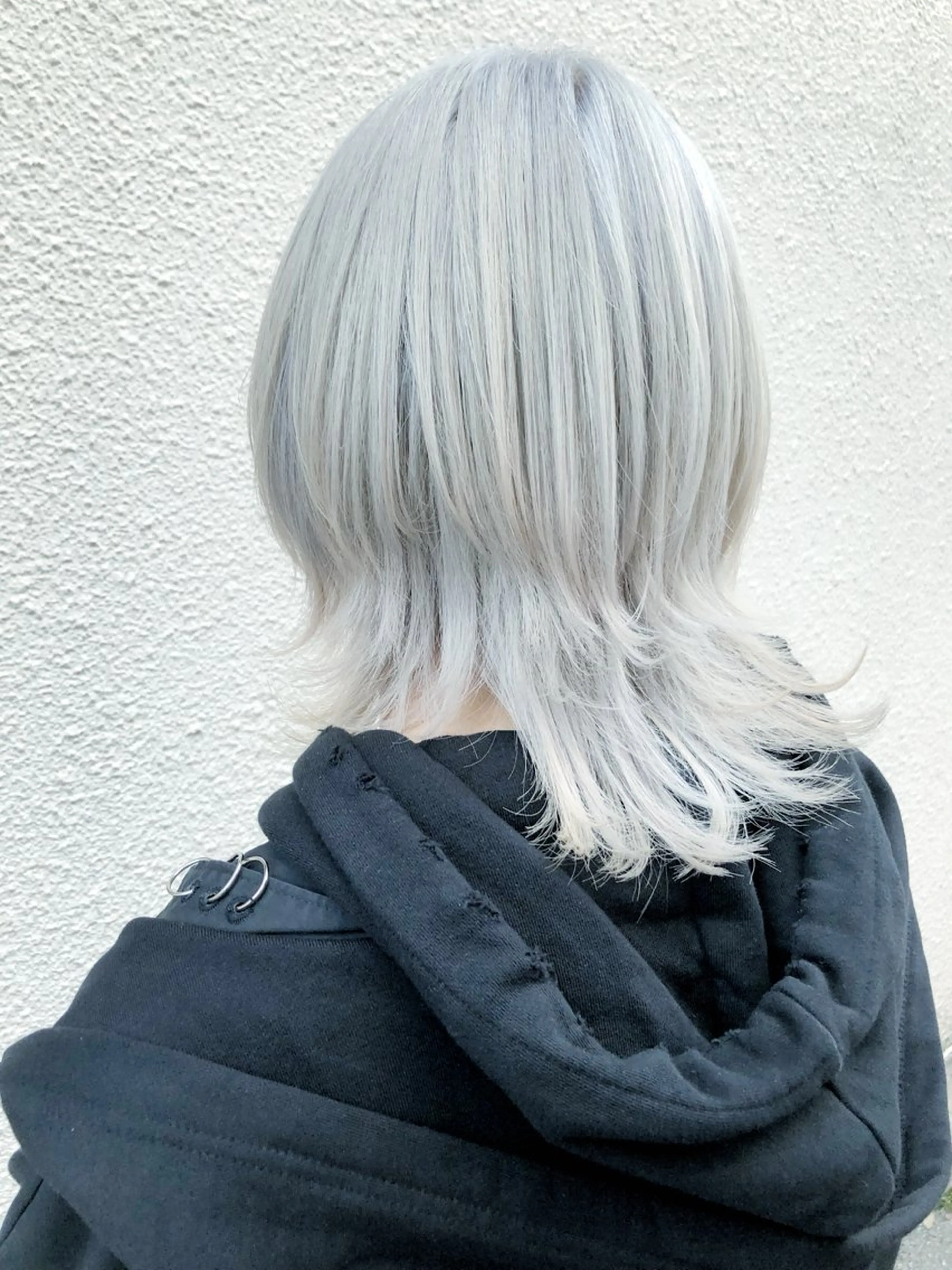 ミディアム カラー ウルフカット レイヤーブリーチ特化 ホワイト専門/岸のヘアスタイル