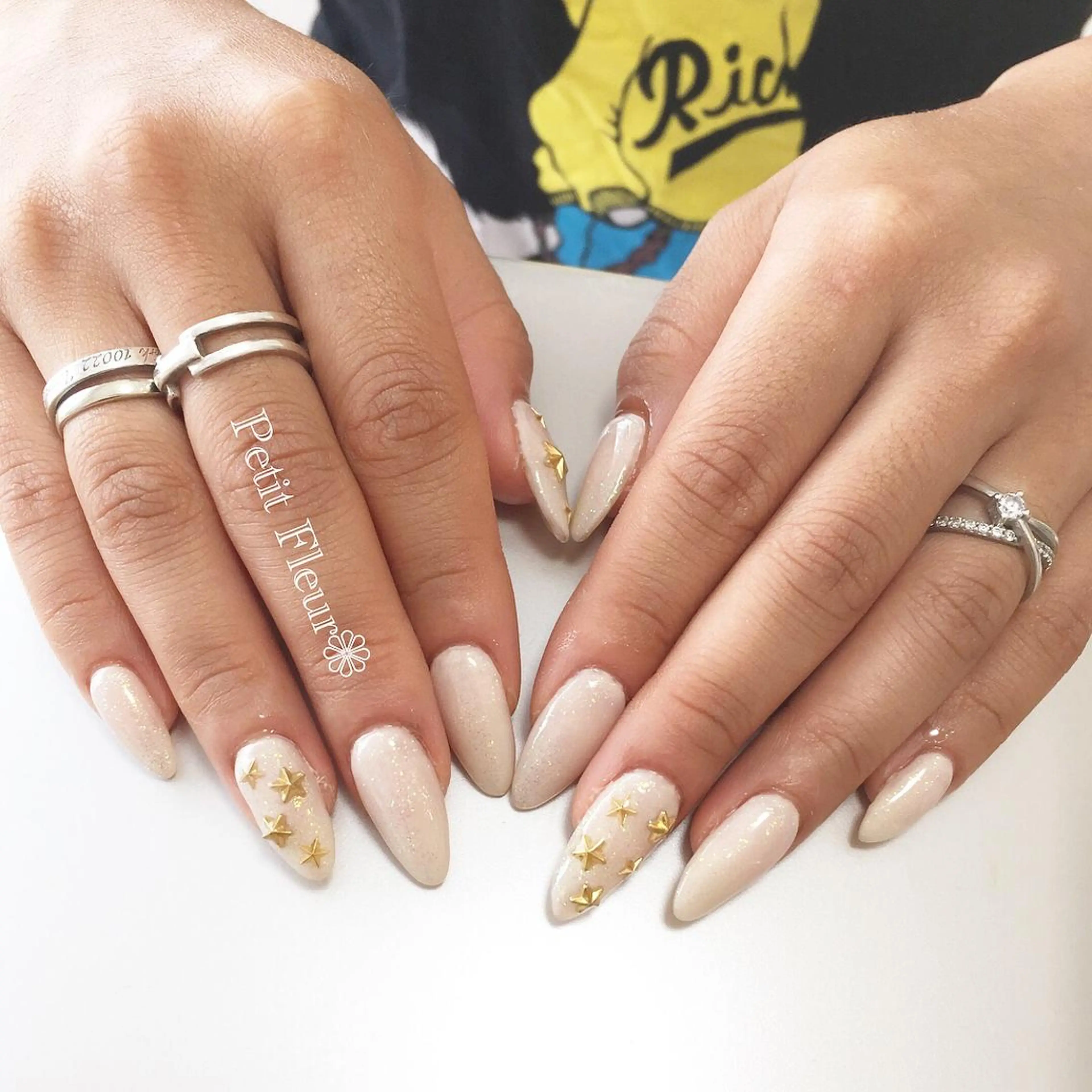 ネイル キラキラネイル ロングネイル シンプルネイル ホワイト Petit Fleur所属・青柳 亜梨奈のマツエク・マツパデザイン