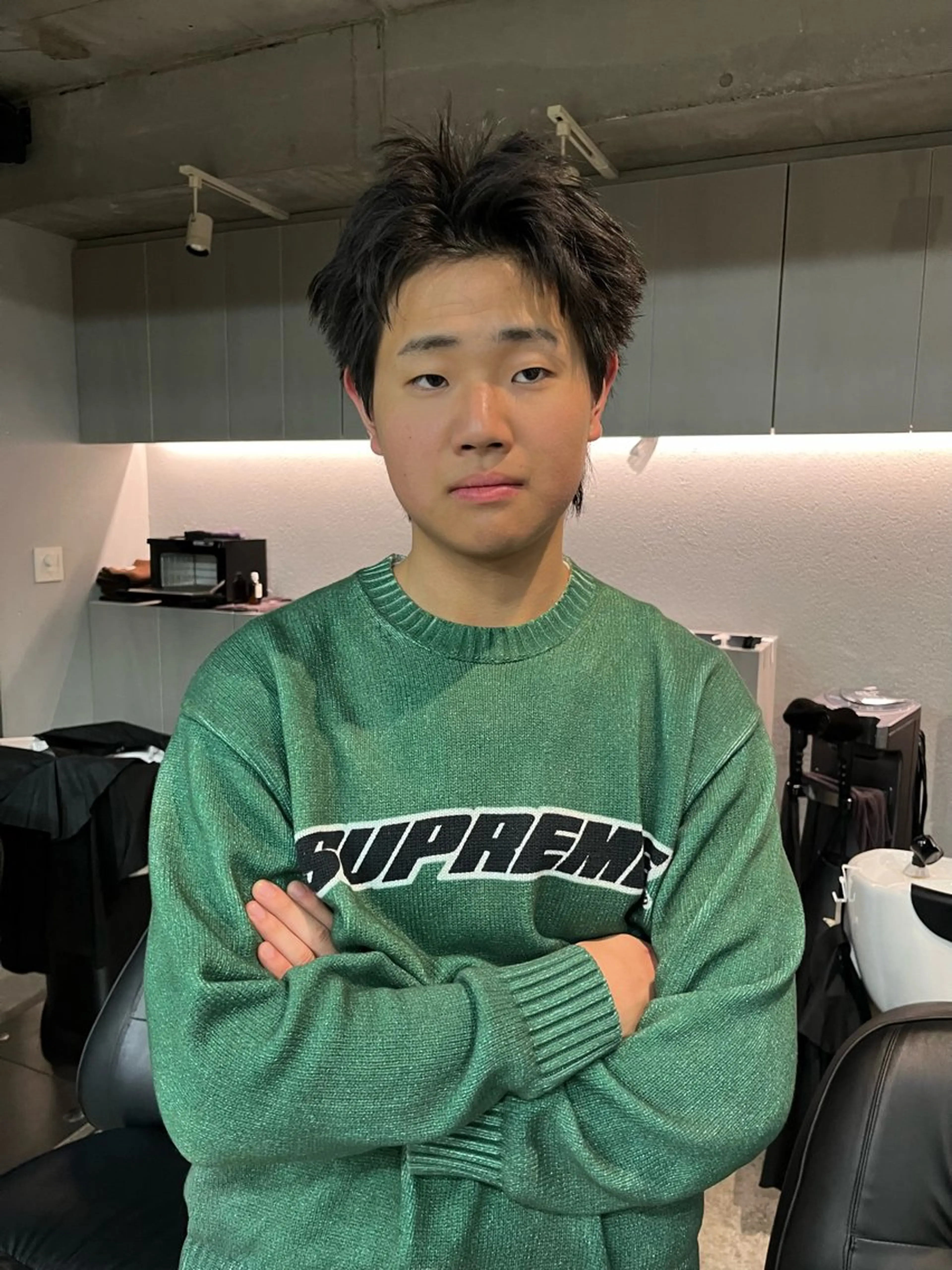 ショート メンズ 曲がる縮毛矯正 センターパートのヘアスタイル