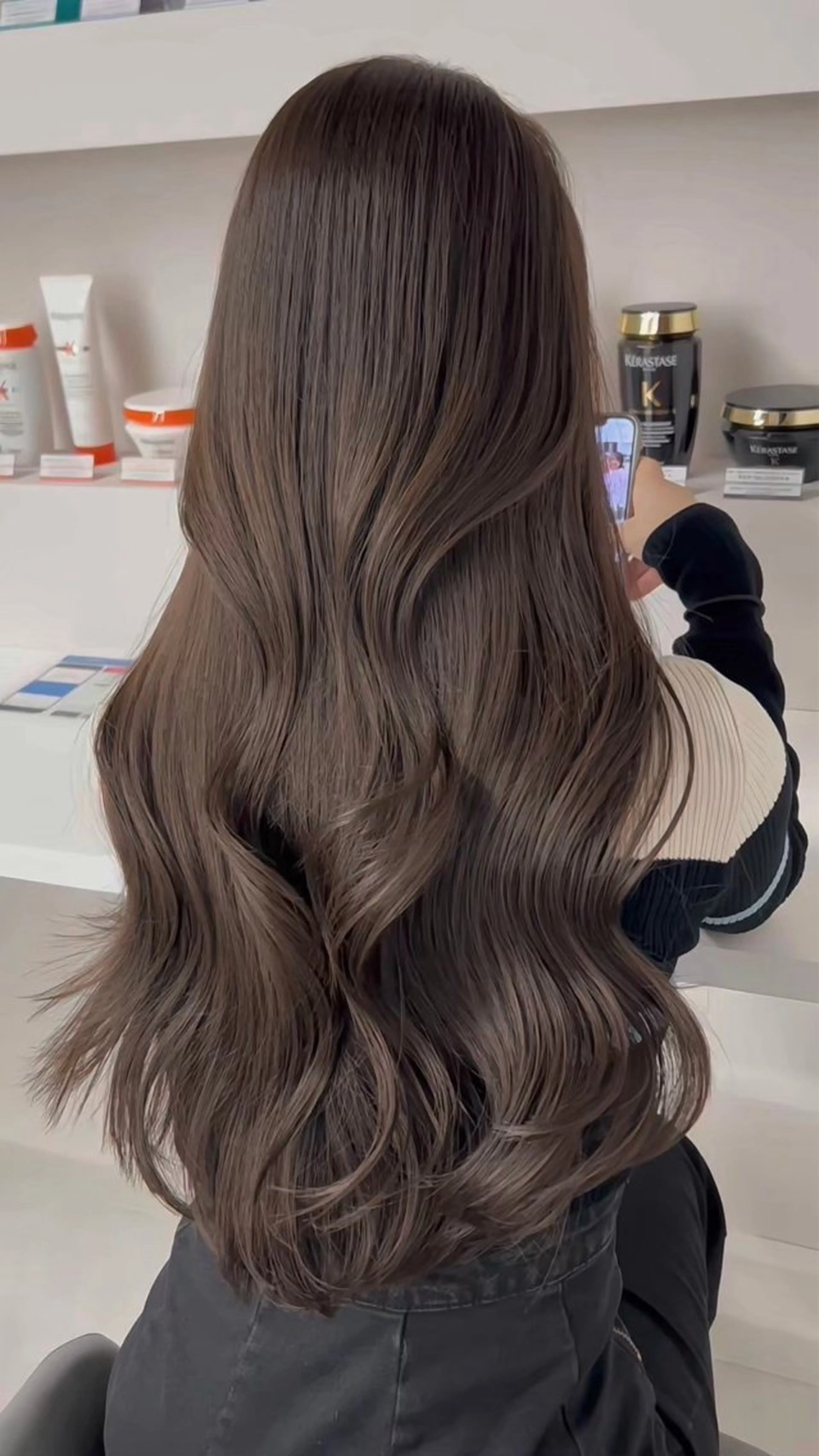 カラー エクステ モリシタ チョウのヘアスタイル