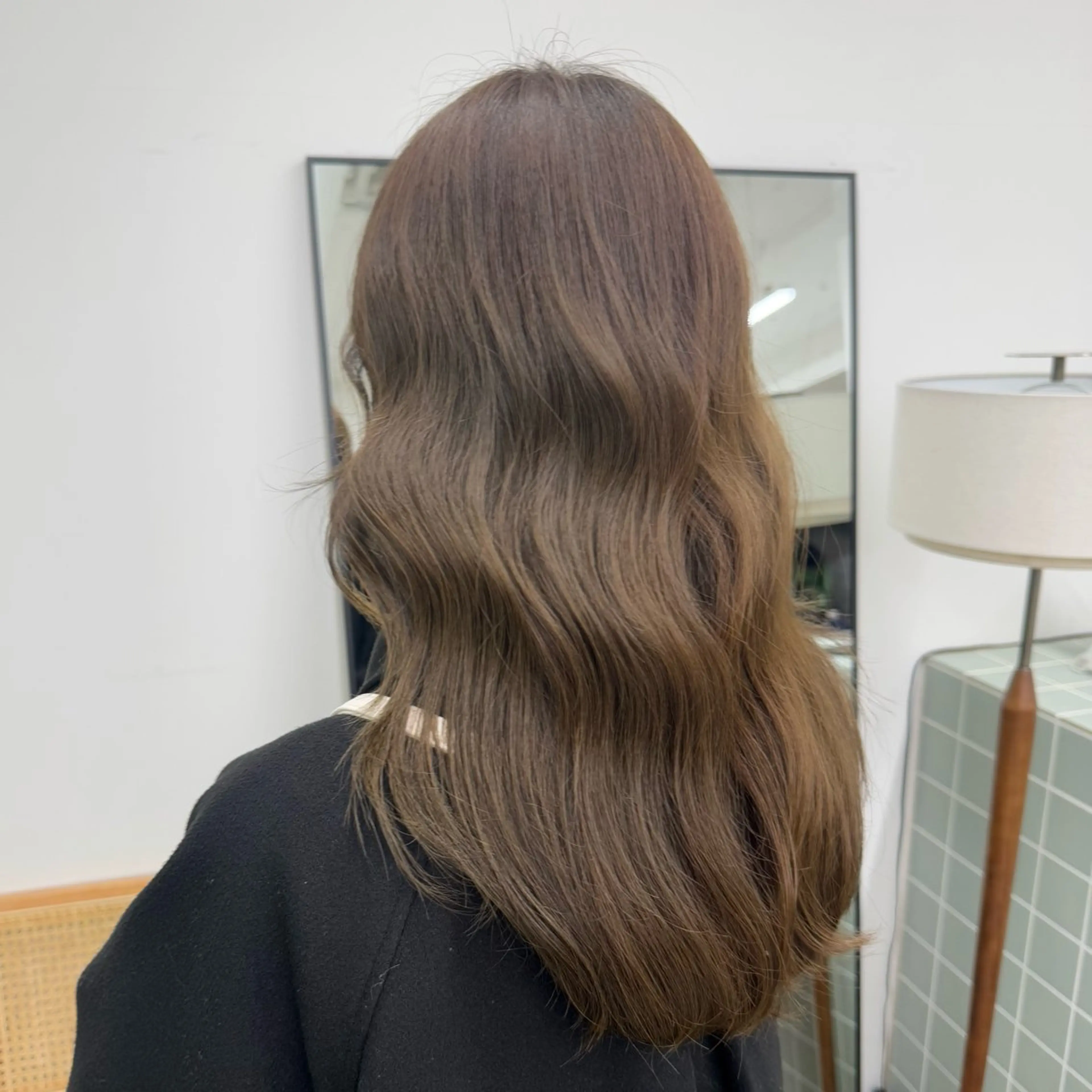カラー ベージュカラー ブリーチ オリーブベージュ 澁谷 咲映のヘアスタイル