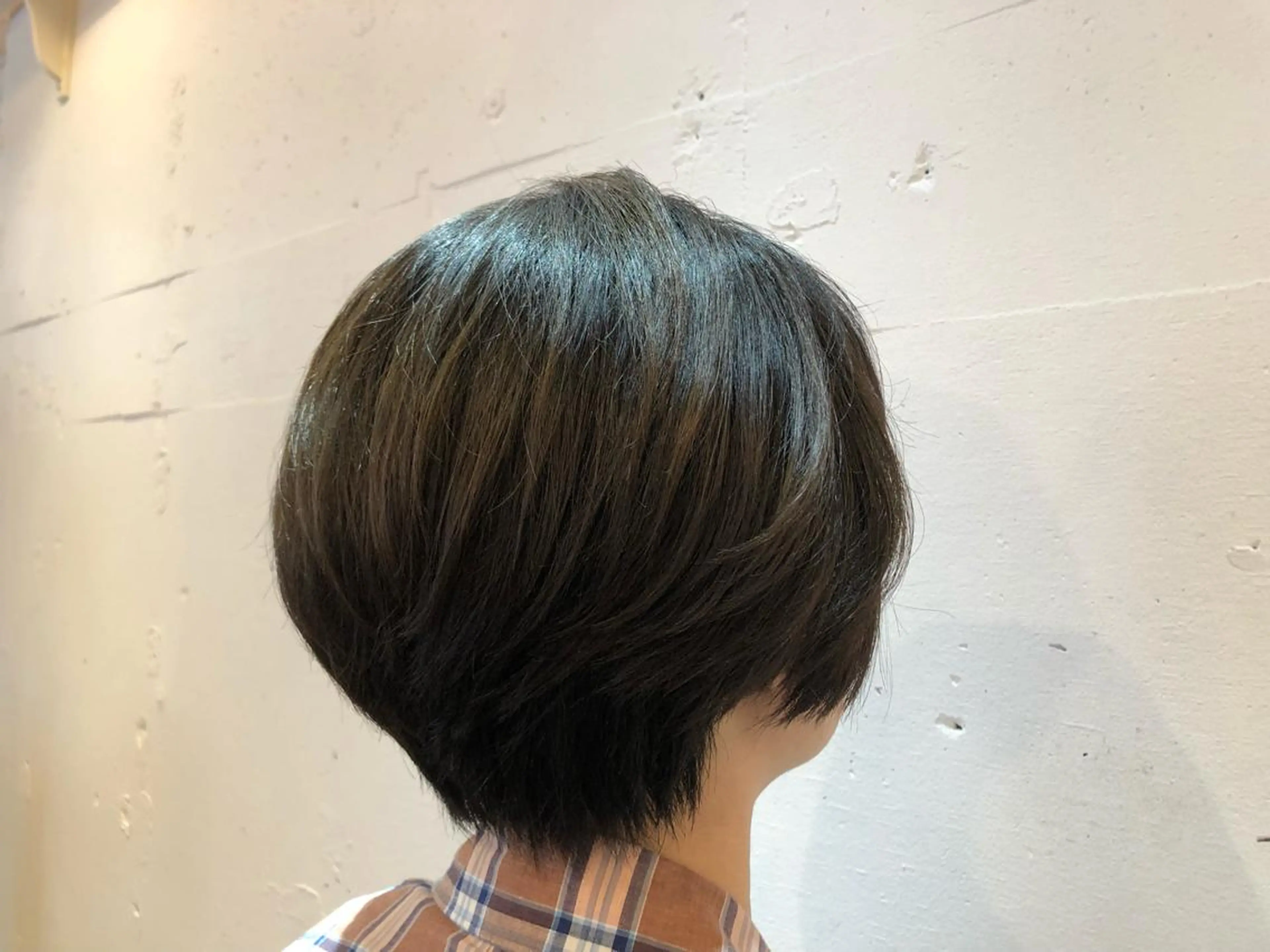 ショート カラー 新井 友菜のヘアスタイル