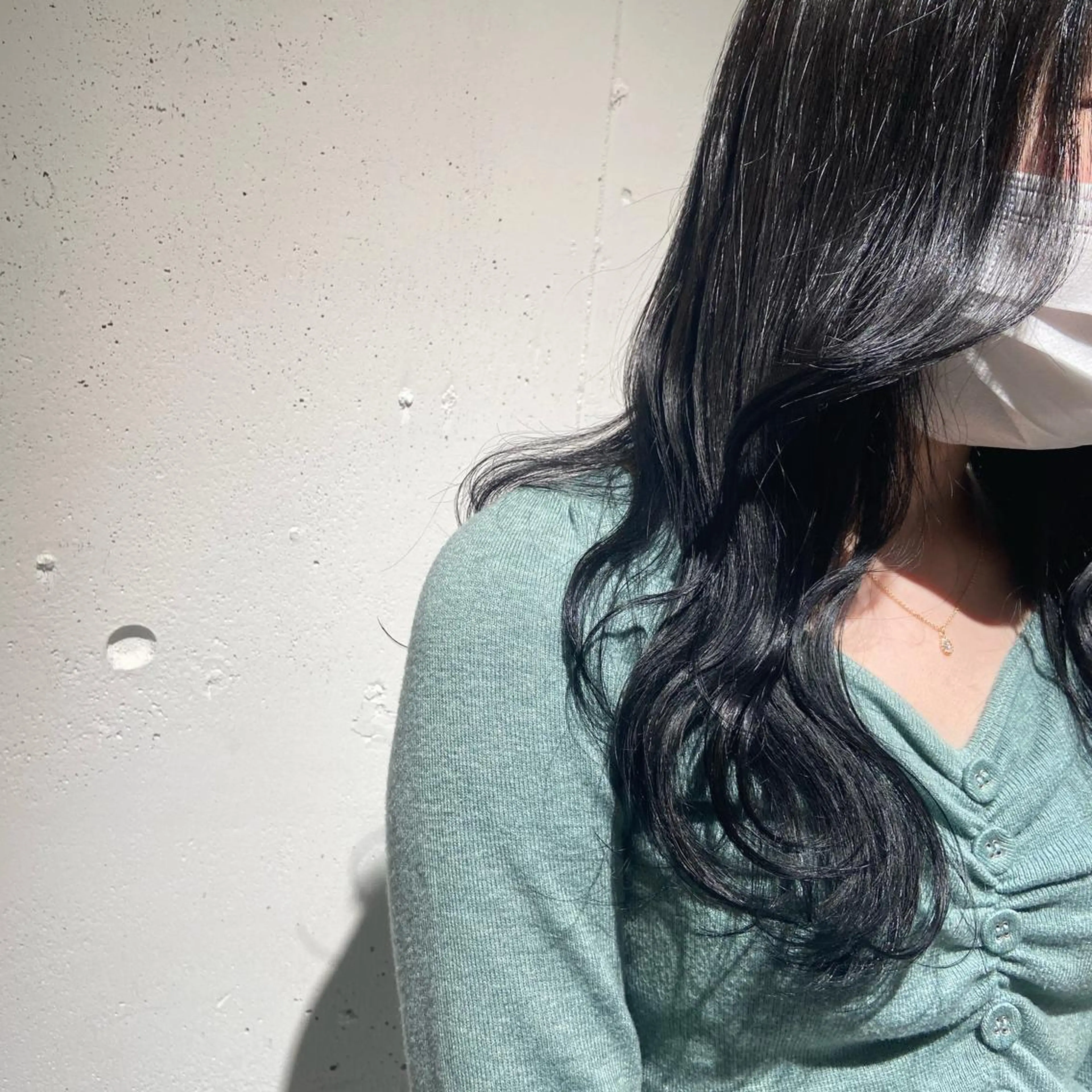 セミロング カラー 黒髪 ブルーカラー ブルーブラック 透明感カラー カジュアルを女っぽく 𝗮𝘆𝗮𝗰𝗼のヘアスタイル