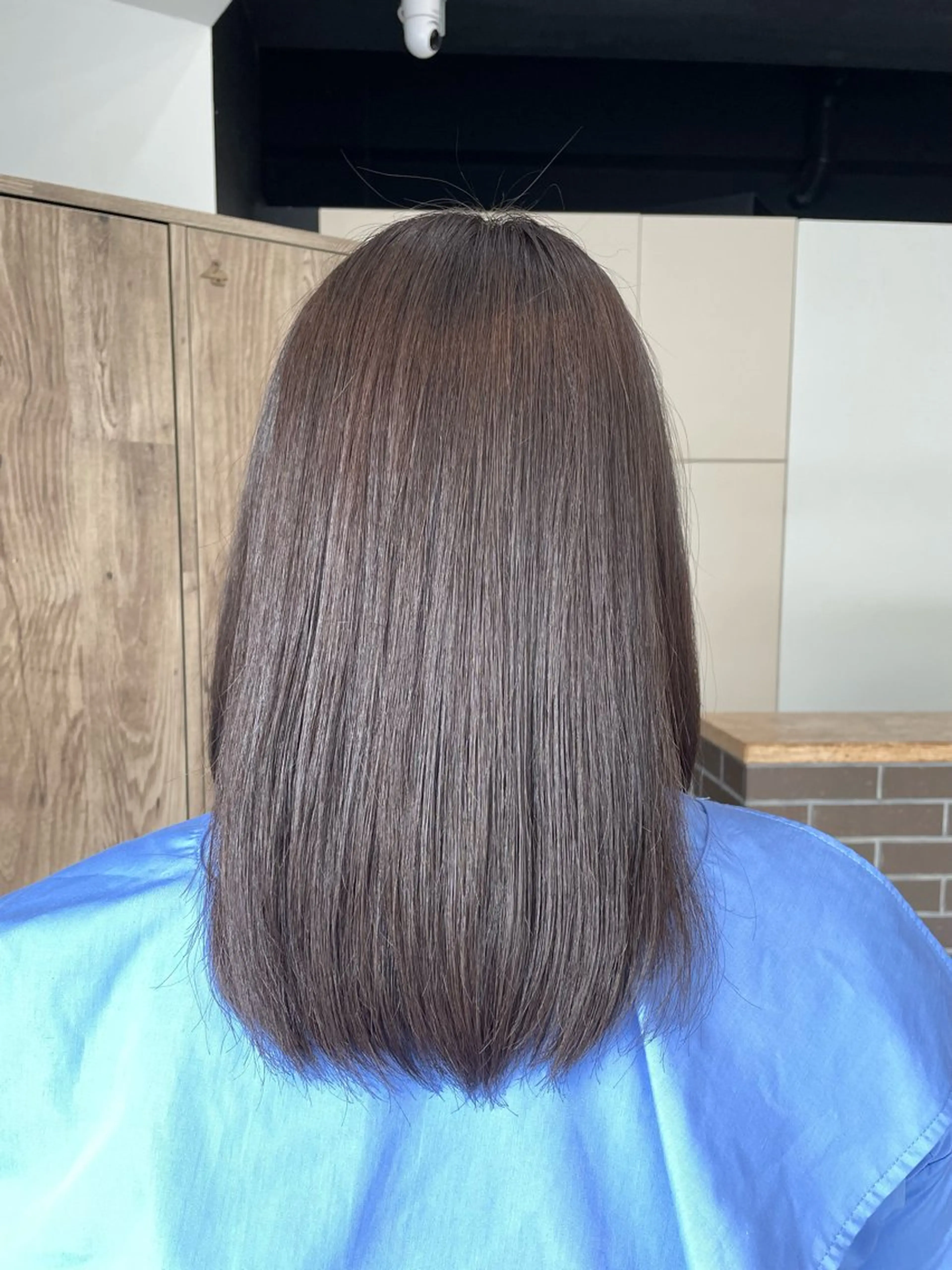 ミディアム カラー グレージュ 新岡 萌乃のヘアスタイル