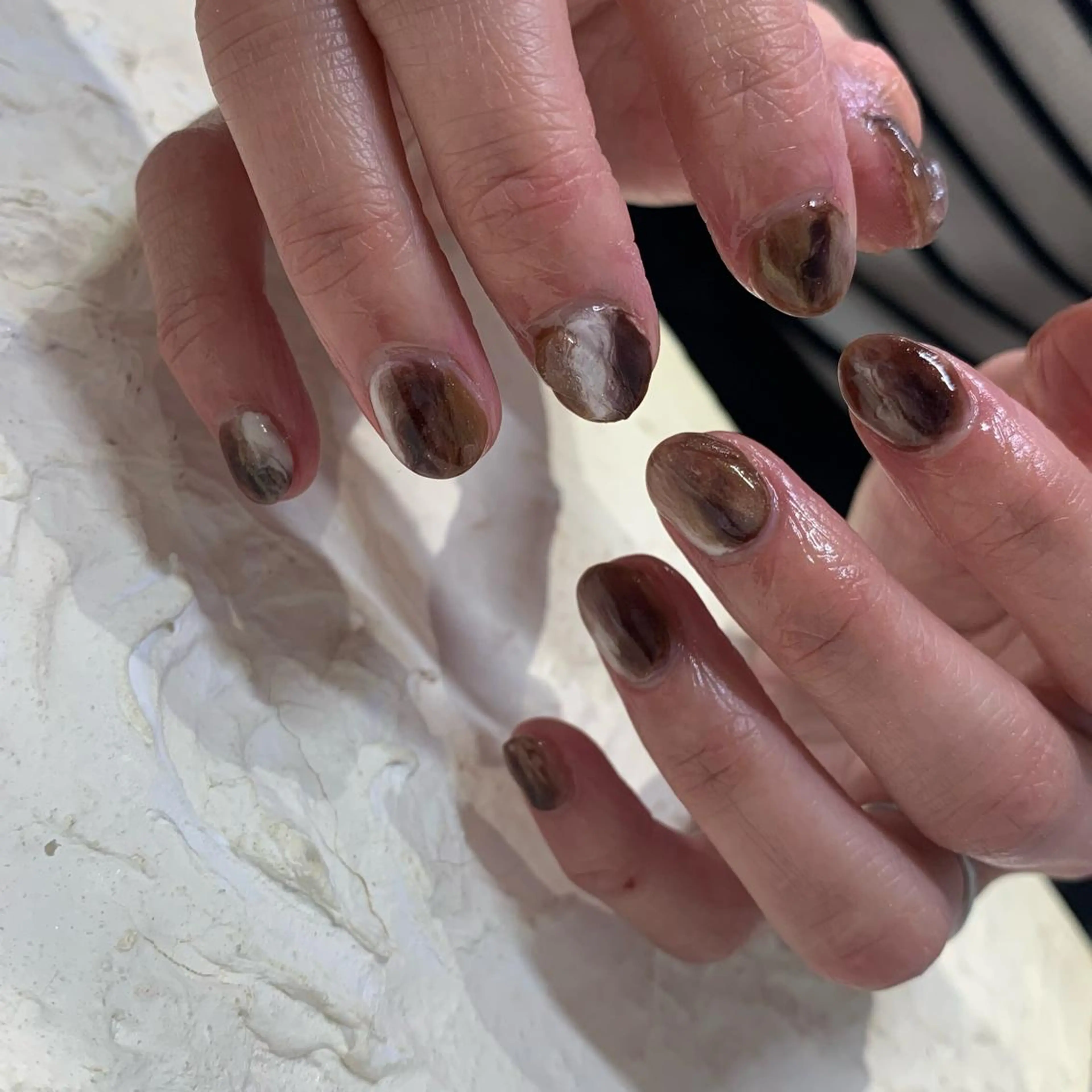 ネイル ブラウン マキノ ユイのネイルデザイン