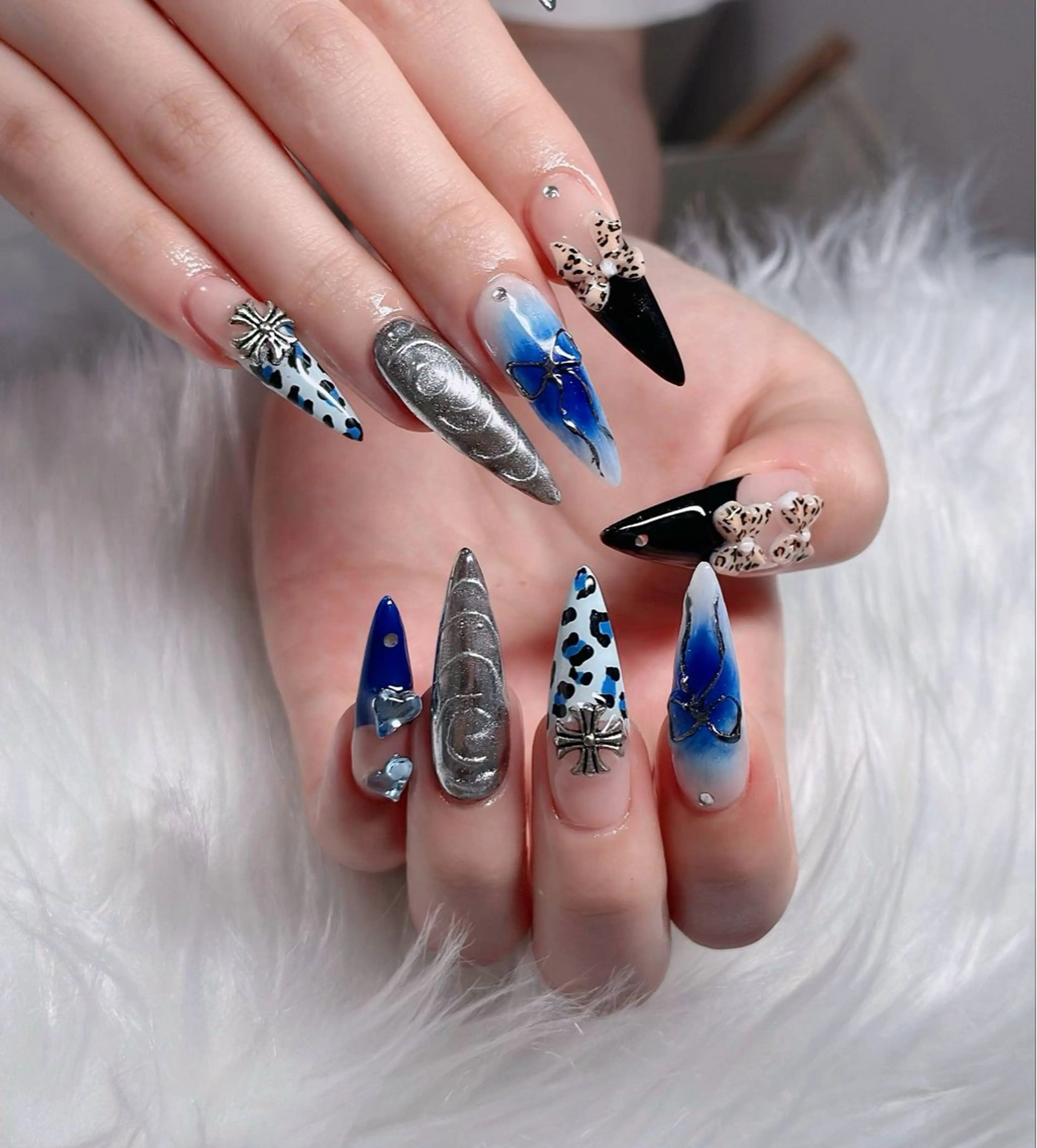 ネイル フレンチネイル ジェルネイル ガラスフレンチ ハロウィン ハート H.baby Nail Salonのネイルデザイン