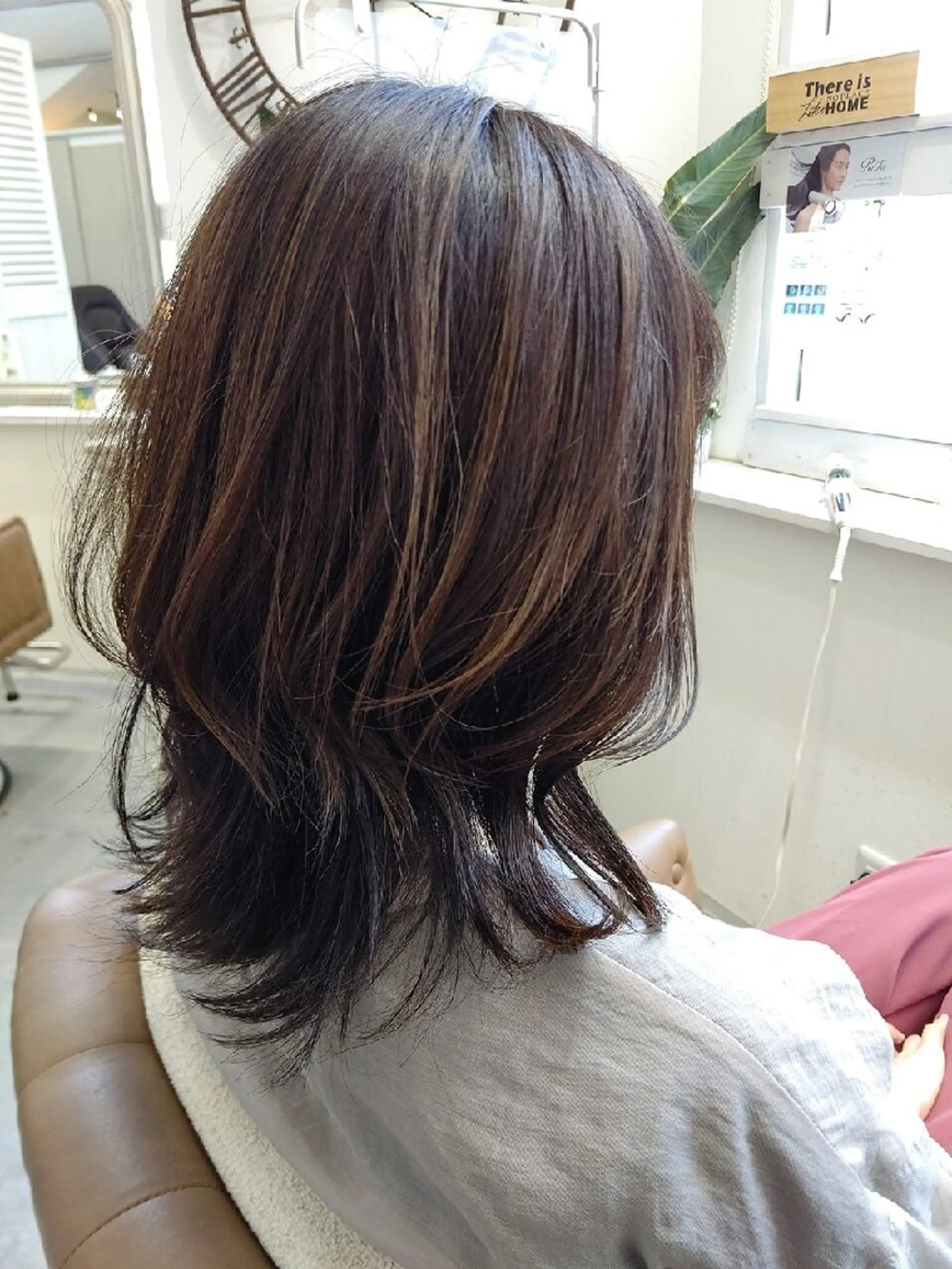 セミロング カラー ハイライトカラー ハイライト レイヤーカット カット ヘアカラー トリートメント ミヤザキ マサユキのヘアスタイル