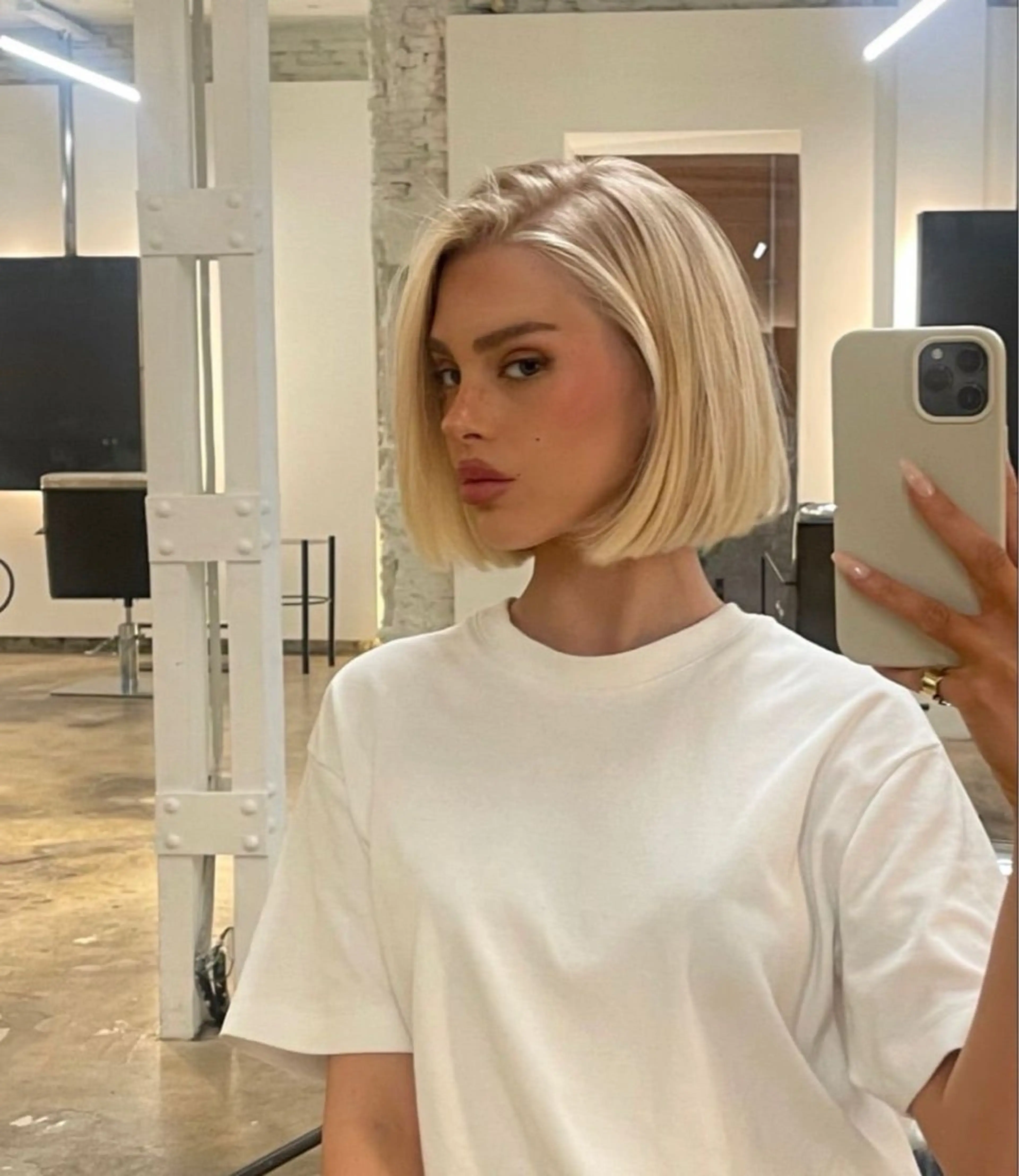 ショート カラー カット ヘアカラー 楪 yuzuriha所属・Saaya/レイヤー /ブリーチ/ブロンドのヘアスタイル