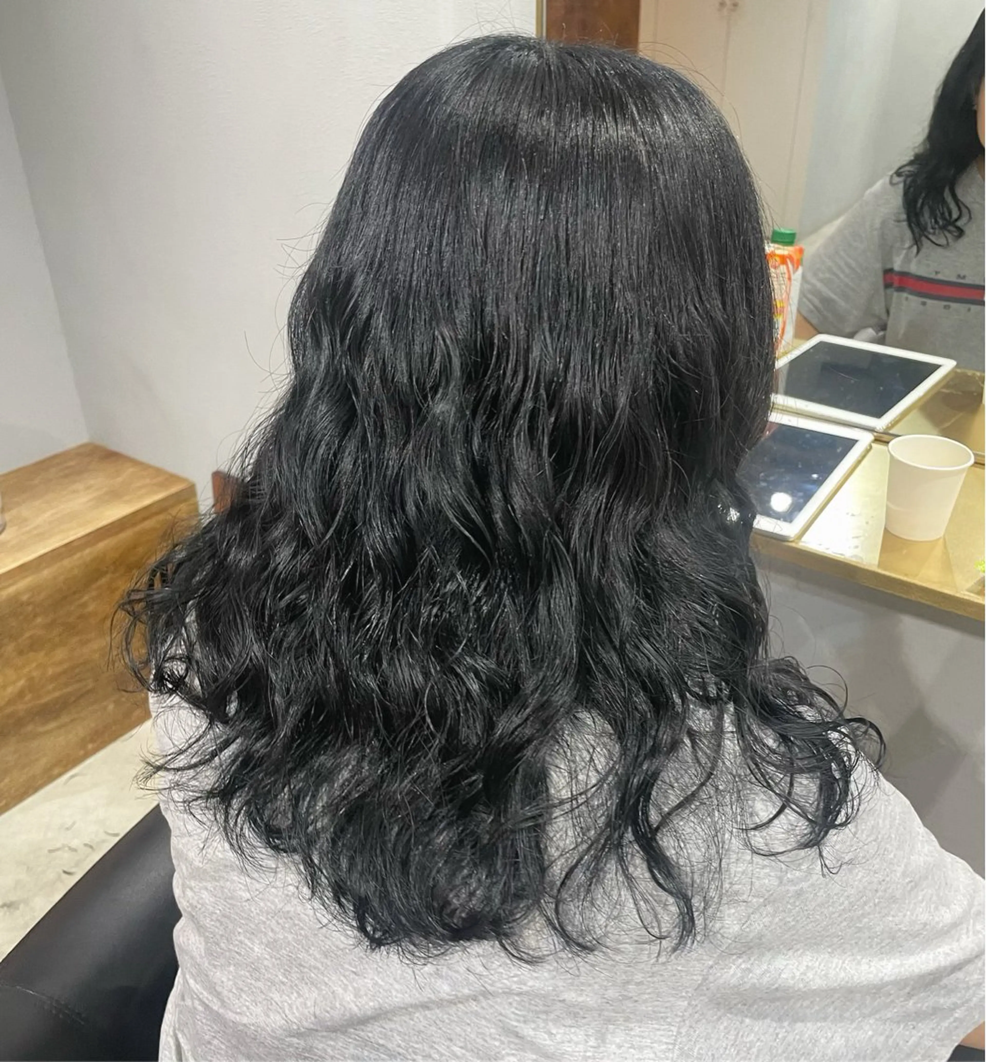 セミロング カラー パーマ セミロングパーマ 黒髪 ブリーチ ブルーカラー ブルーブラック カット ヘアカラー パーマ トリートメント 【表参道】Ruri デジタルパーマのヘアスタイル