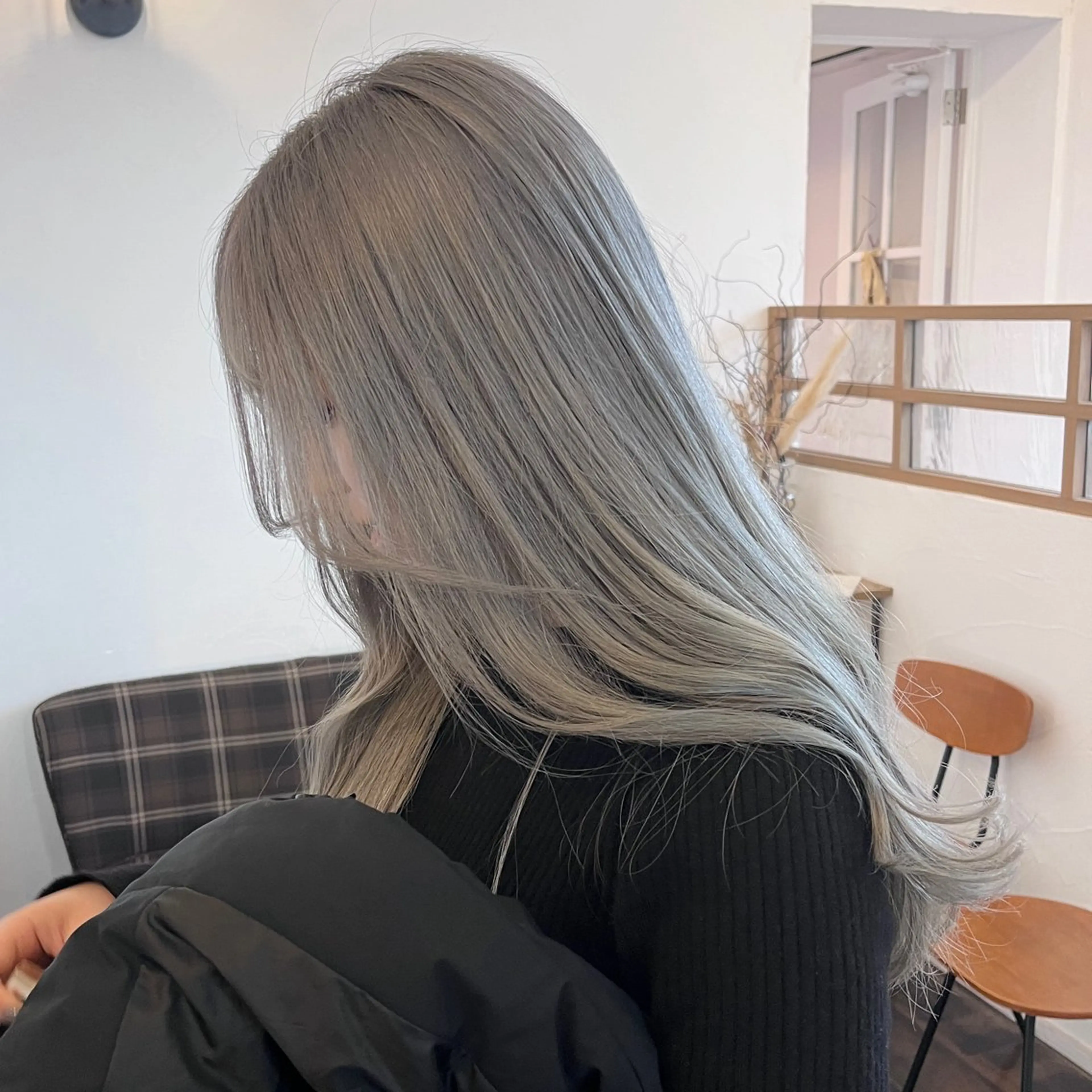 ロング カラー ブリーチ シルバー 伊藤ゆかり/髪質改善 /透明感カラーのヘアスタイル