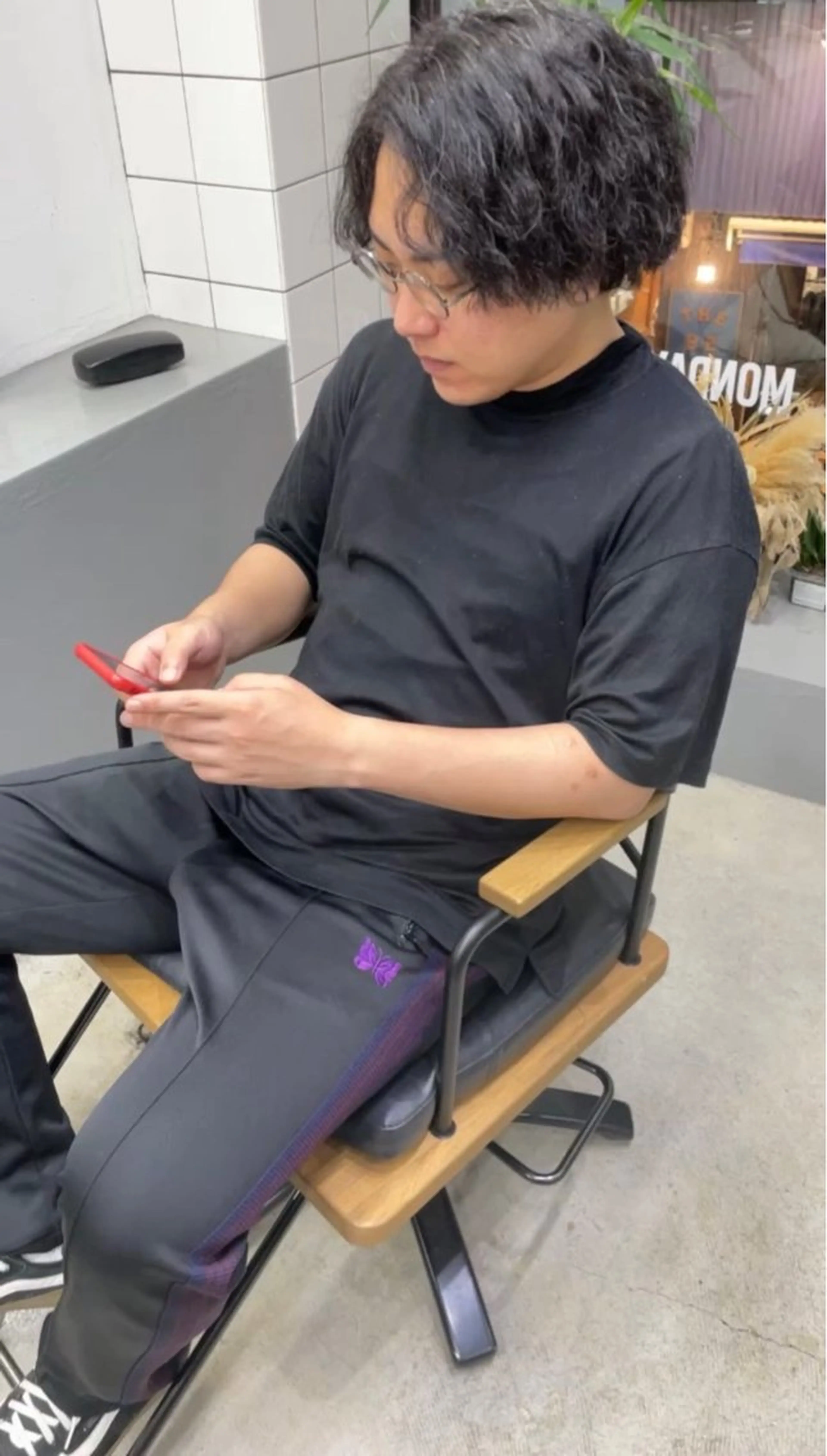 ミディアム パーマ メンズ ミディアムパーマ メンズブリーチ フェードカット メンズハイライト メンズメッシュ メンズ専門サロン wokeのヘアスタイル