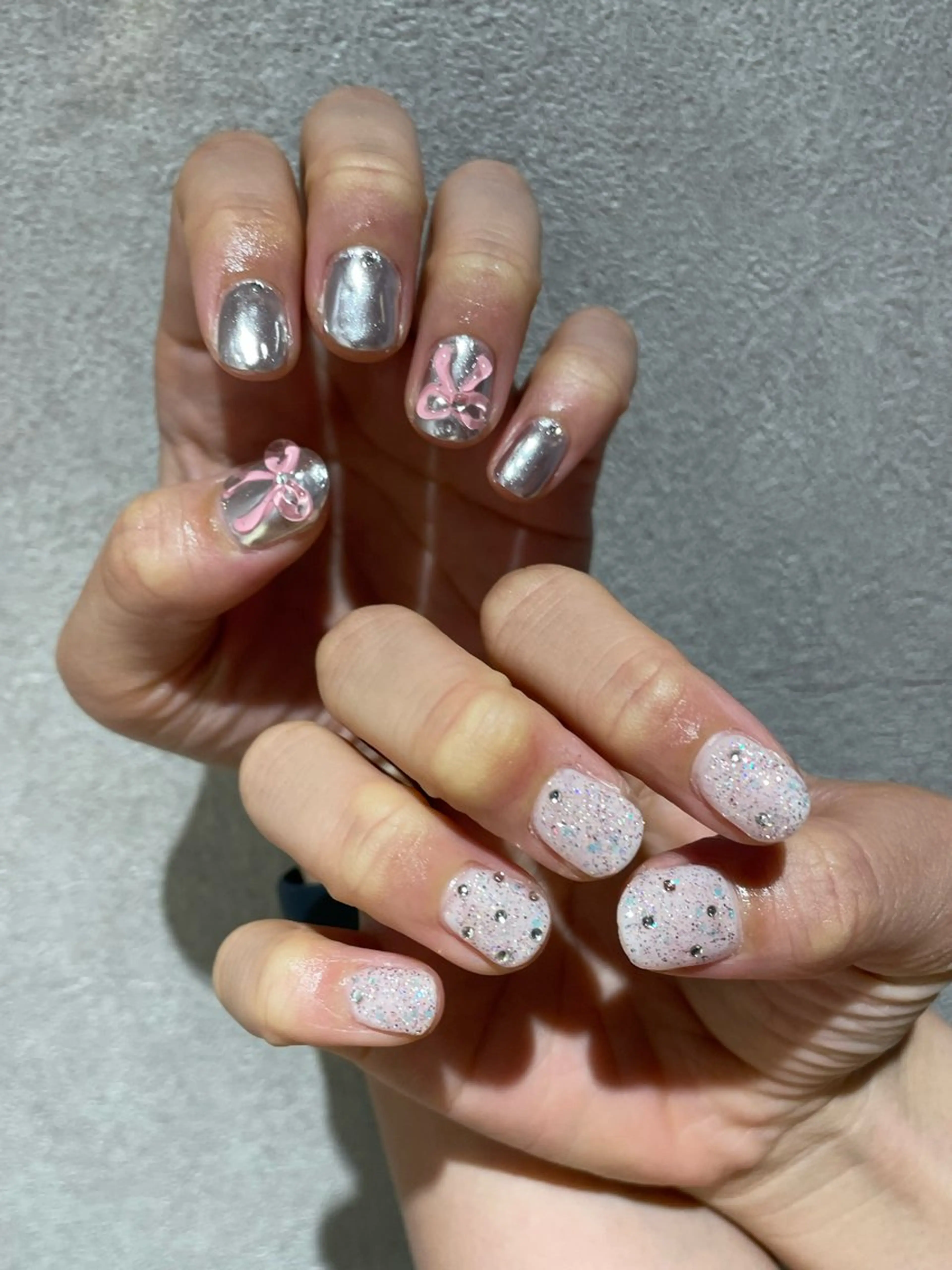 ネイル ラメ(グリッター) ミラーネイル リボン ストーンネイル ハンドネイル ナチュラル透明感🌱 小山美樹子のヘアスタイル
