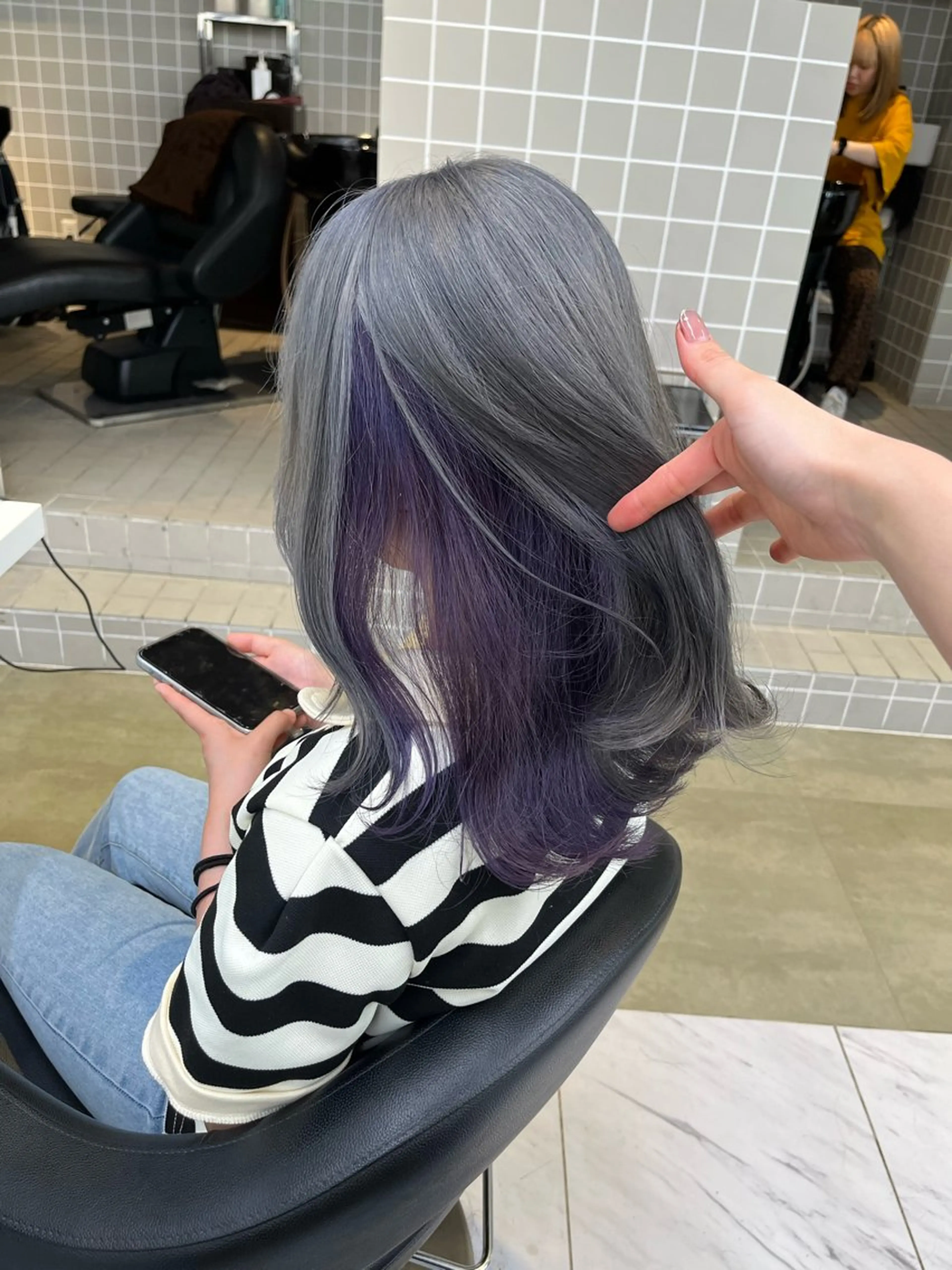 ロング 寒色/ベージュヘア ブリーチありMiOのヘアスタイル