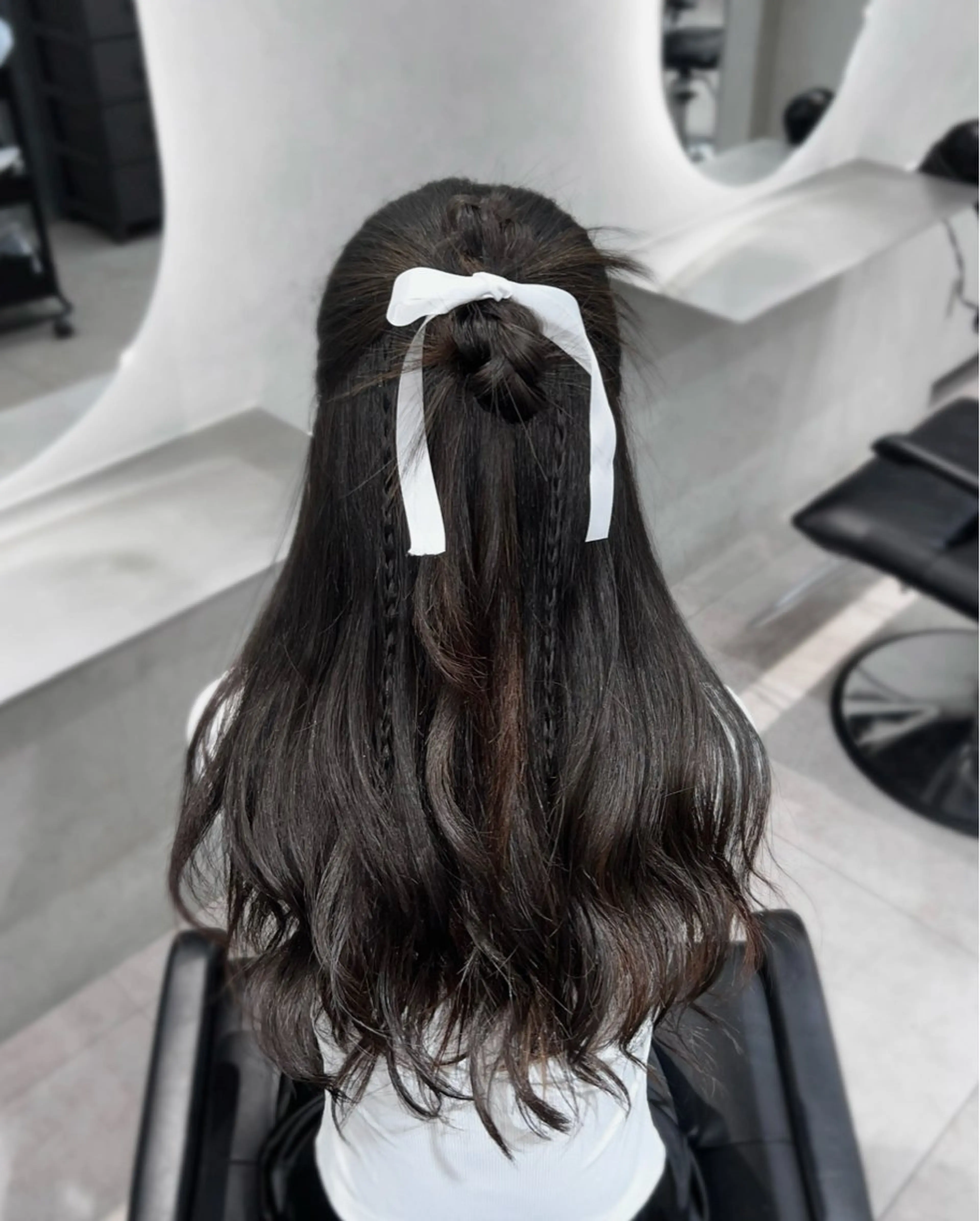 ヘアアレンジ ミルクティーベージュ オリーブグレージュのヘアスタイル