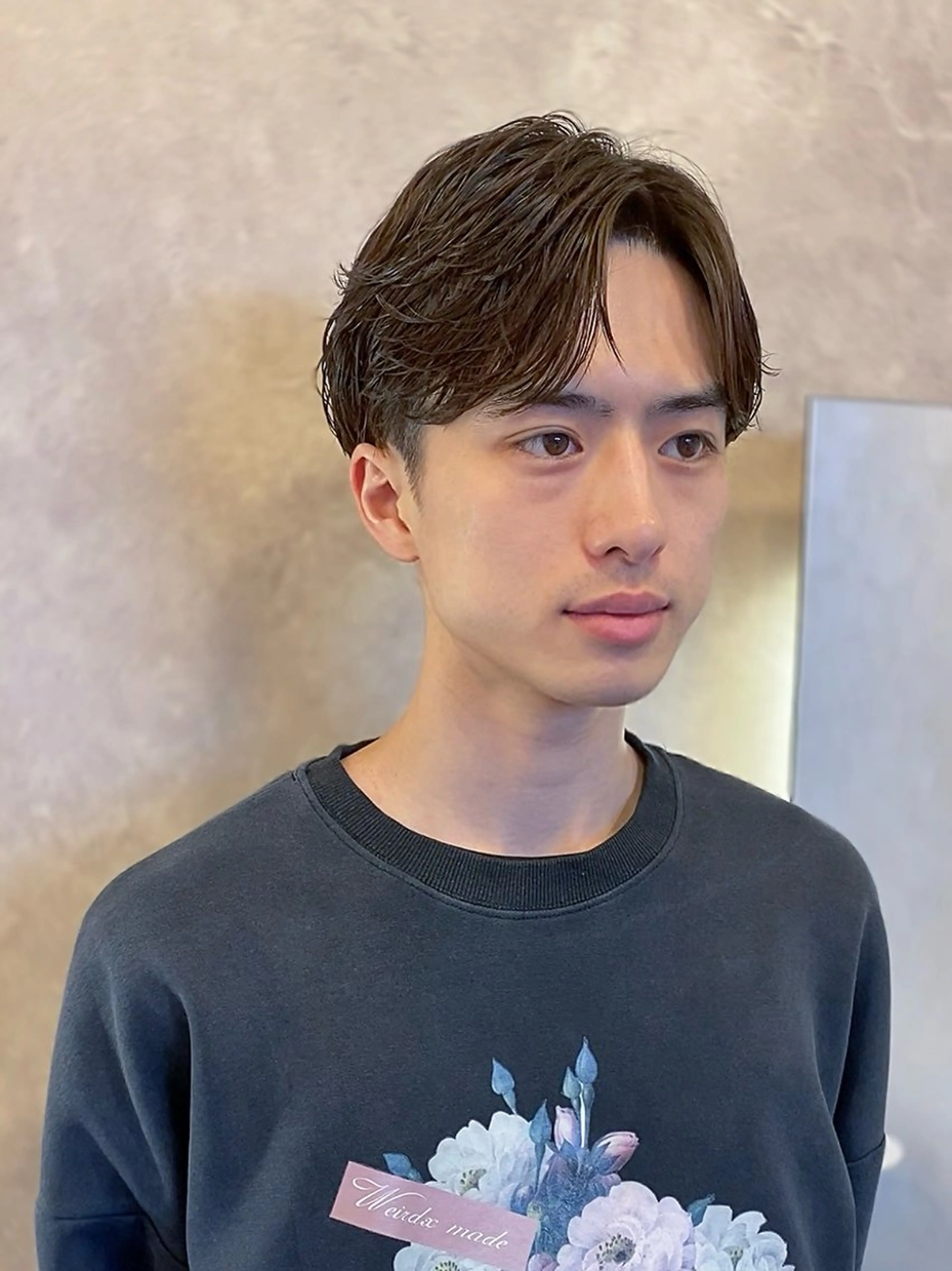 ショート パーマ メンズ メンズブリーチ センターパート フェザーパーマ メンズメッシュ メンズパーマ カット パーマ 安藤幹人 メンズパーマのヘアスタイル