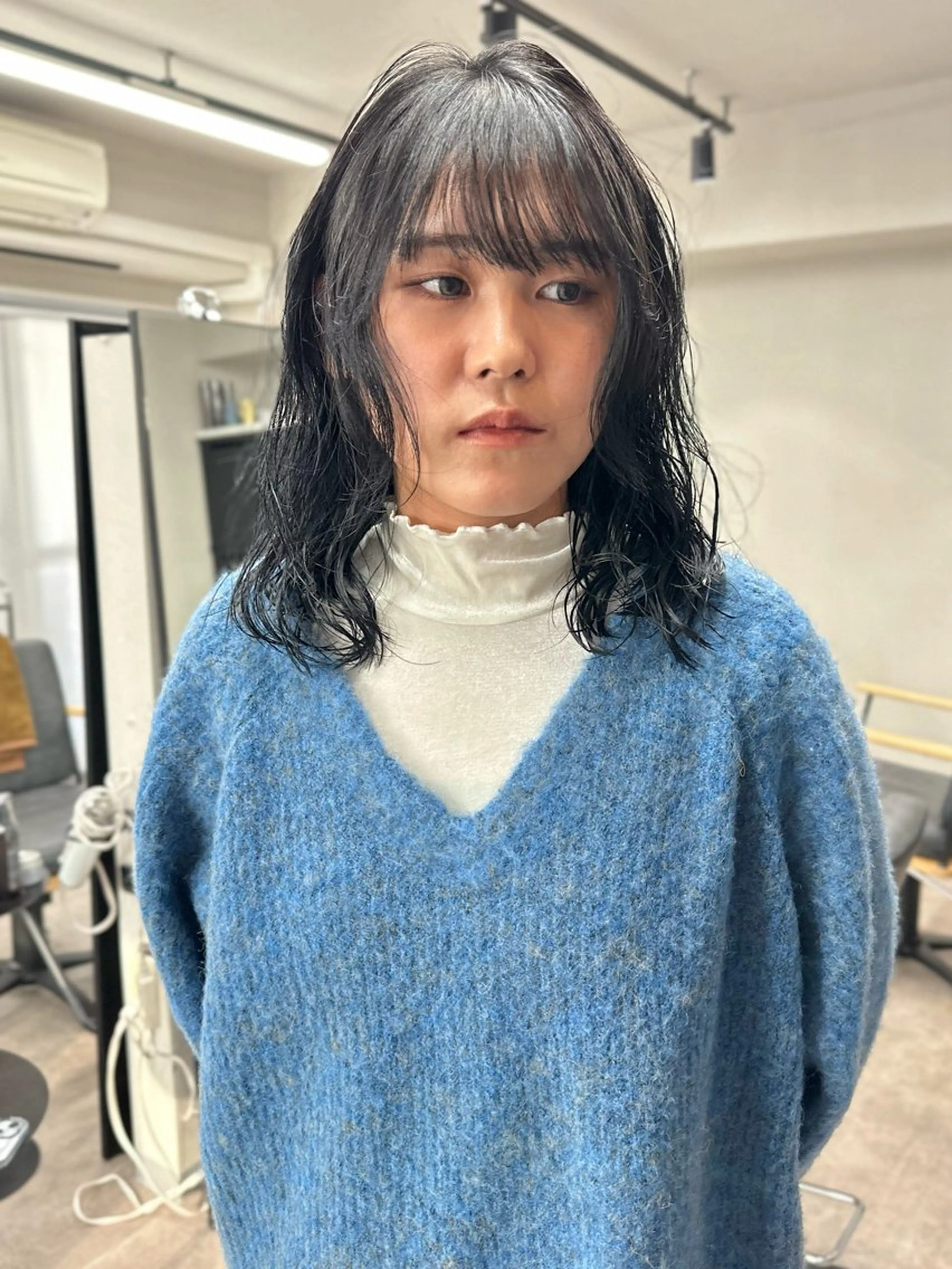 ミディアム カラー パーマ ミディアムパーマ 黒髪 ブルーカラー ブルーブラック 顔周りカット カット ヘアカラー パーマ トリートメント レイヤーカット🪄 耳ツボ🎀Ayumiのヘアスタイル