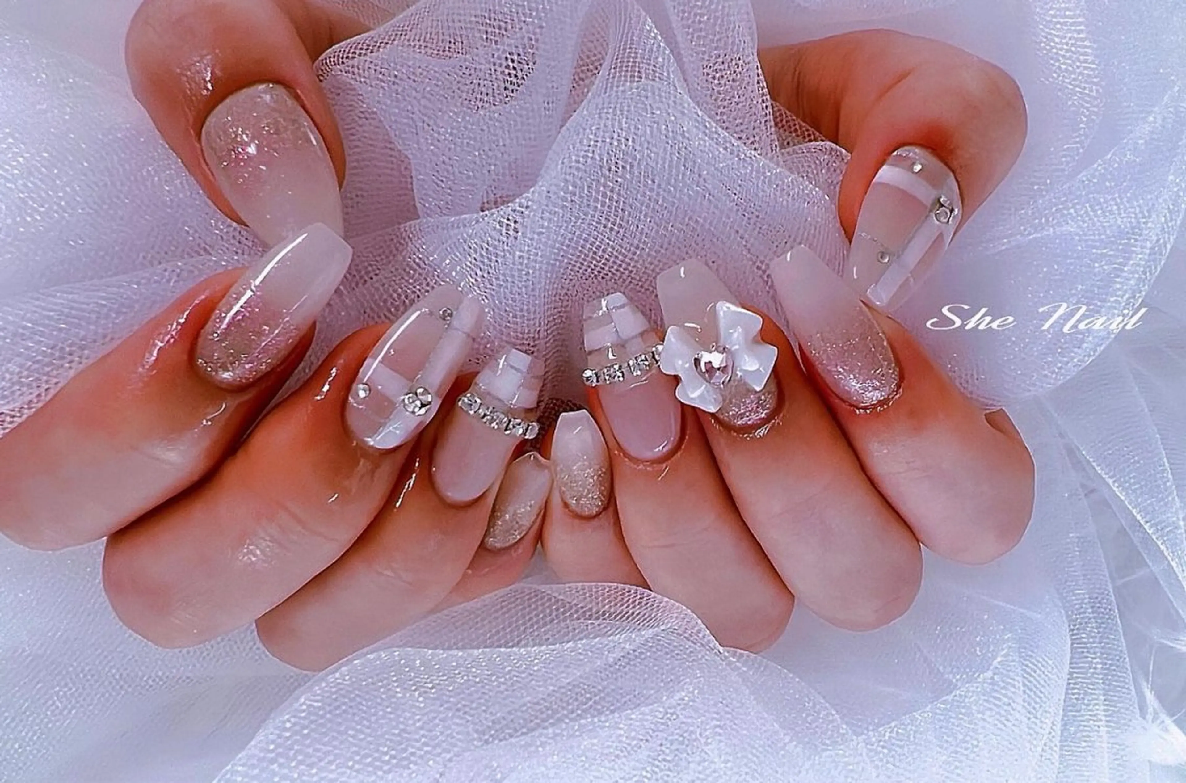 ネイル チークネイル 長さ出し フレンチネイル ガラスフレンチ マグネットネイル She Nail所属・ISA_ BELLAのネイルデザイン