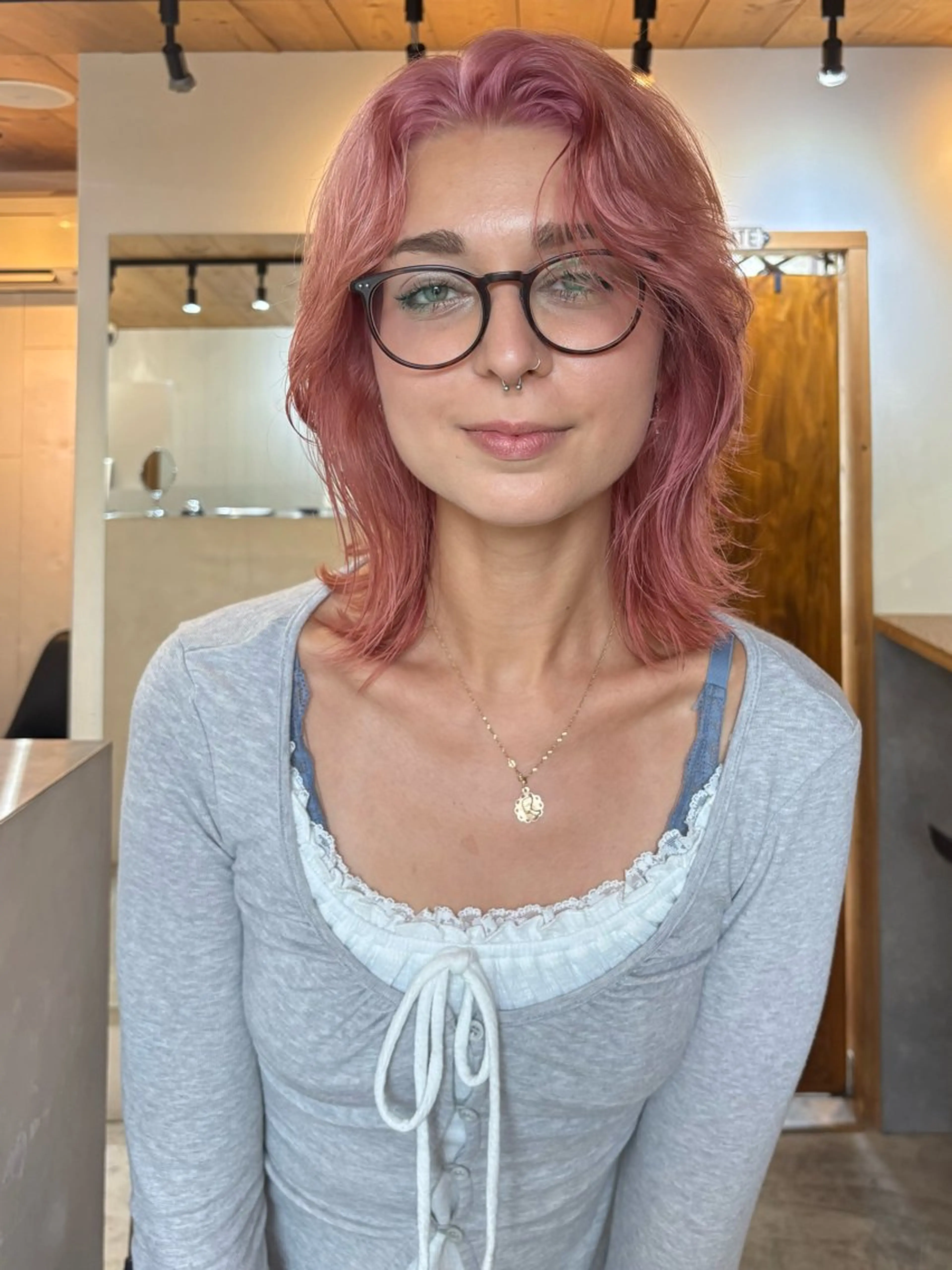 ミディアム カラー ヘアアレンジ ブリーチ ピンクカラー カット ヘアカラー トリートメント 🧸艶々韓国ヘア 🧁mizunaのヘアスタイル