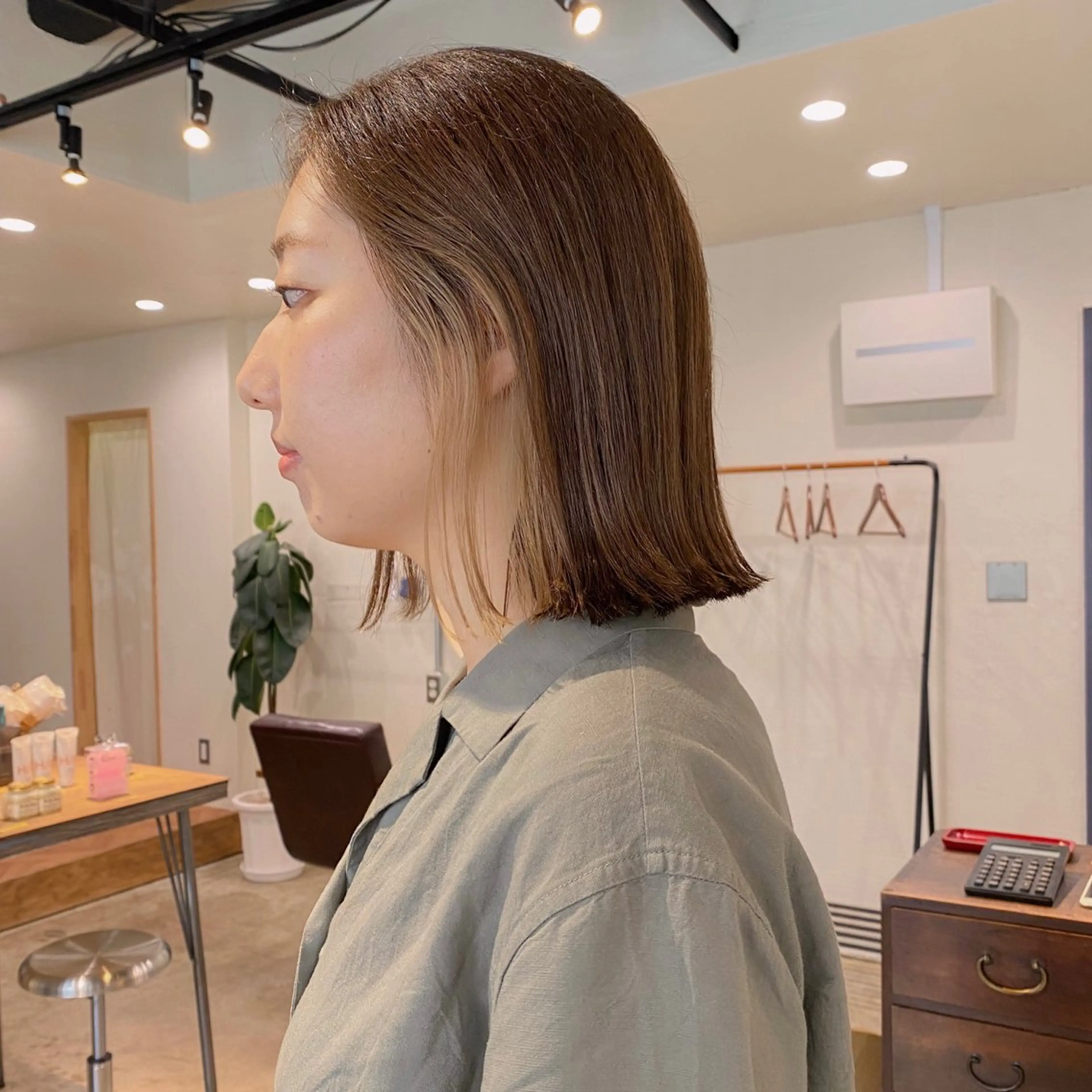 ミディアム カラー ベージュカラー ブリーチ ホワイトベージュ 縮毛矯正 カット ヘアカラー トリートメント 板谷みさき /似合わせBobのヘアスタイル