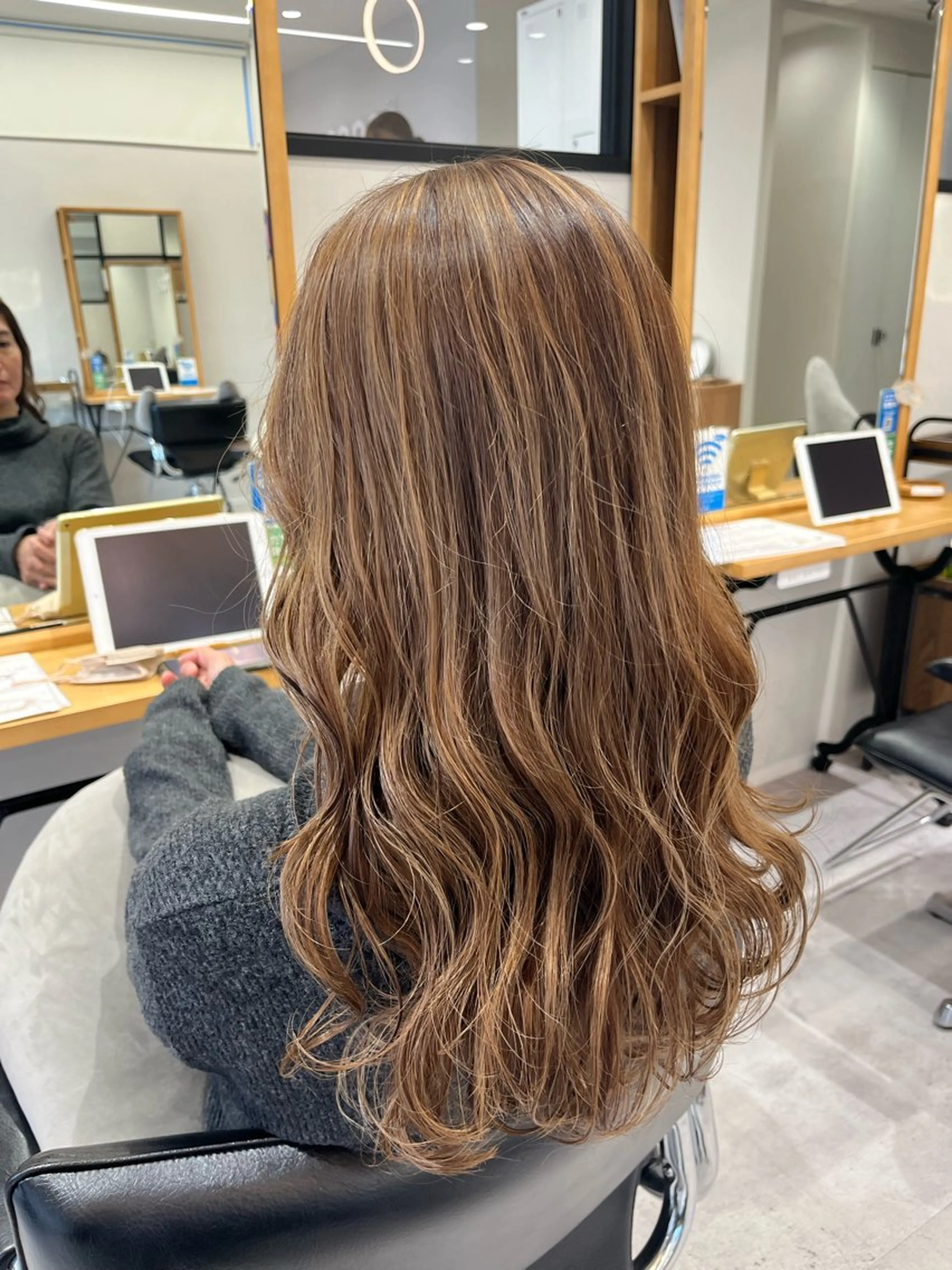 セミロング カラー ハイライトカラー 外国人風カラー ハイライト ヘアカラー トリートメント Spin hair 桂店所属・伊津 綾理彩のヘアスタイル