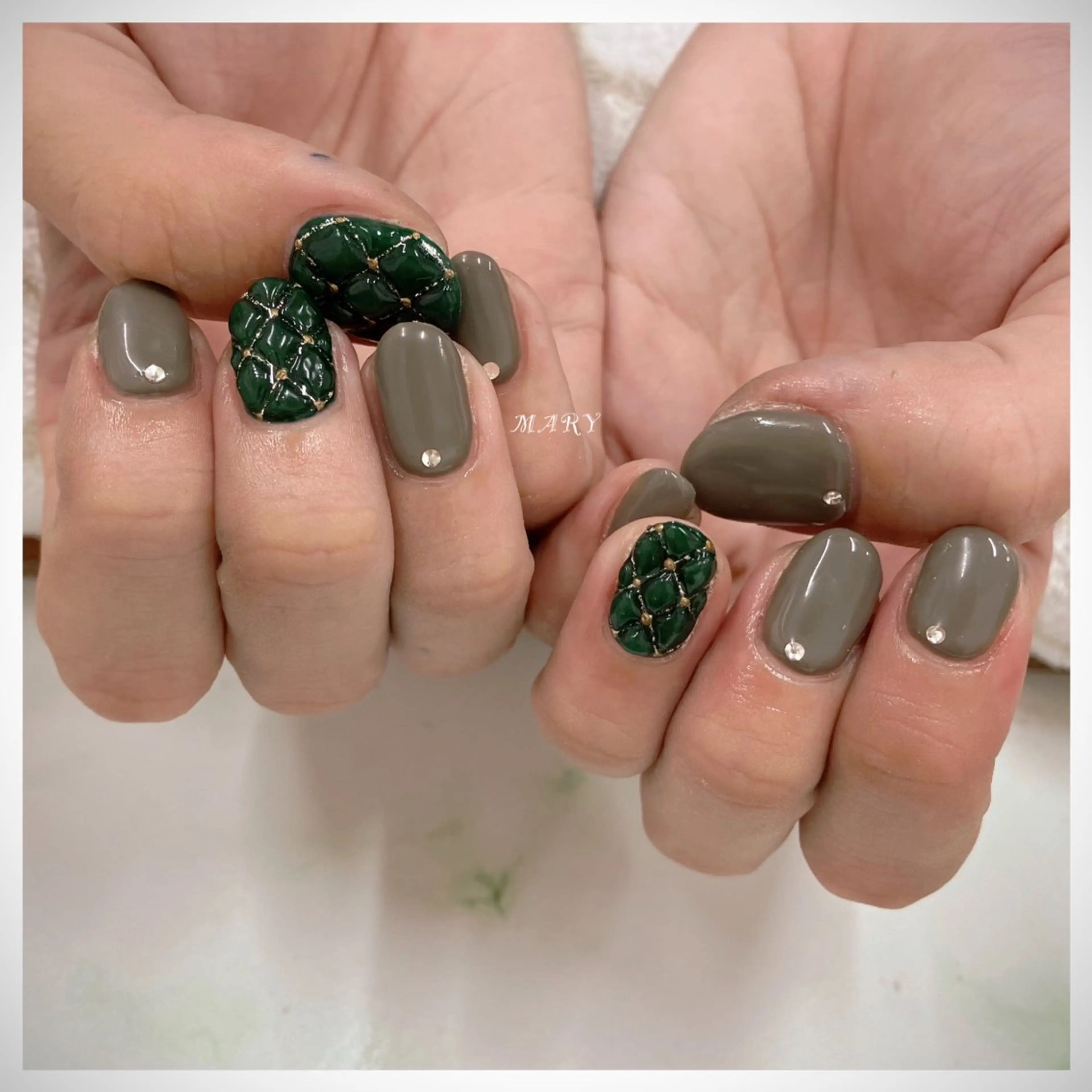 ネイル アートネイル グリーン ニュアンスネイル ワンカラーネイル Mary nail .narumiのネイルデザイン