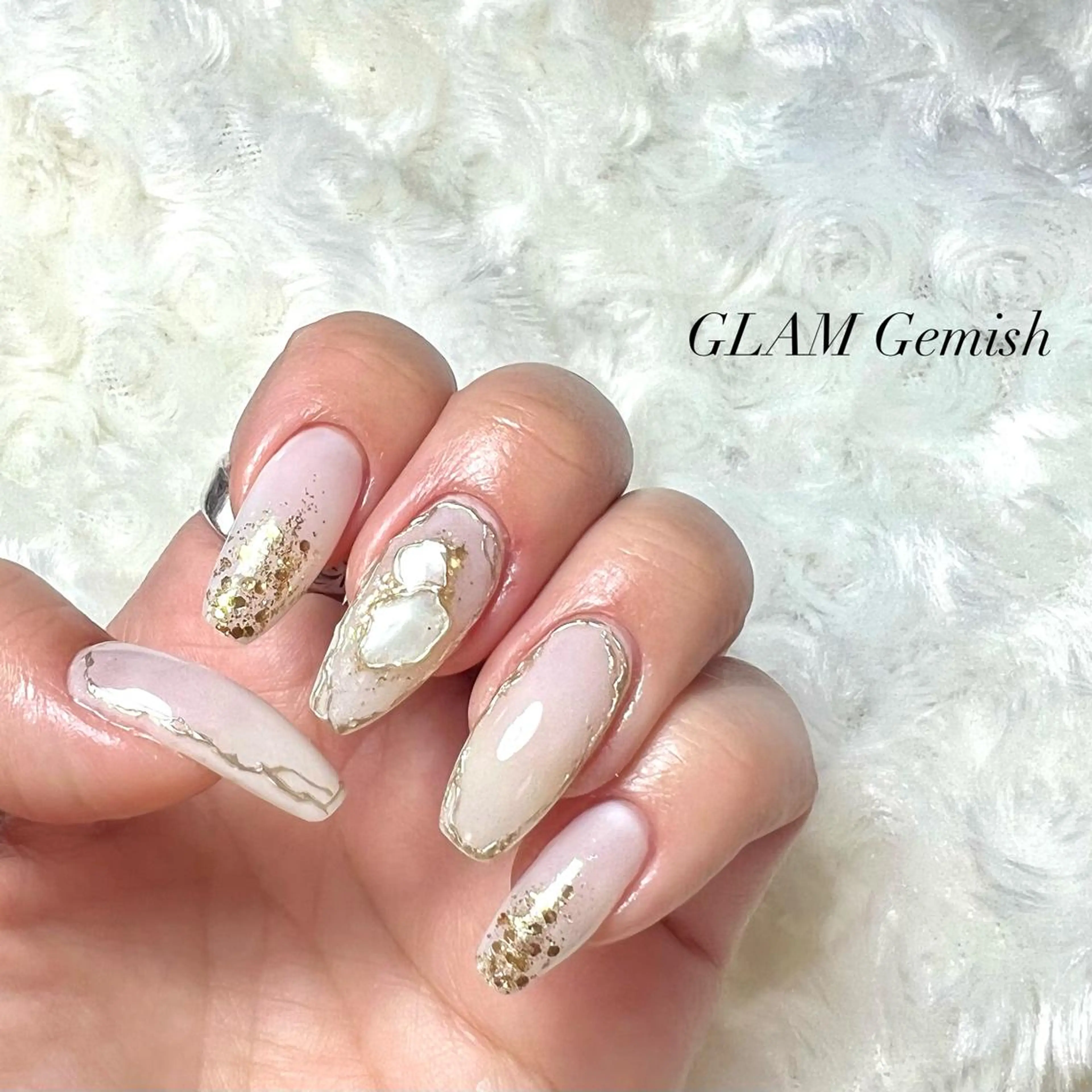 ネイル ミラーネイル ニュアンスネイル ホワイト ハンドネイル 藤崎 恵梨香のネイルデザイン