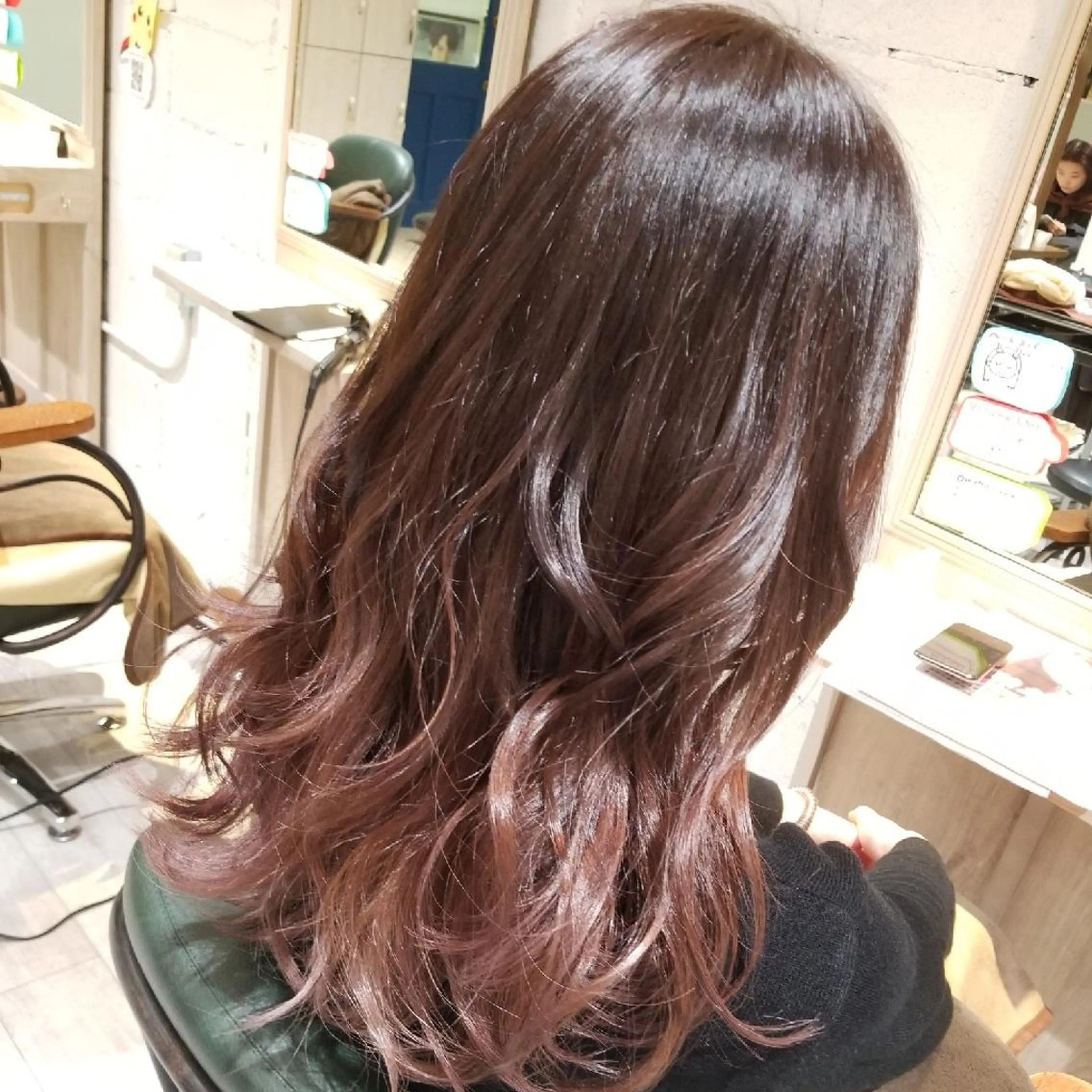 ロング カラー ブリーチ 透明感カラー グラデーションカラー イルミナカラー バイオレットカラー カット ヘアカラー トリートメント SAKURA (サクラ)のヘアスタイル