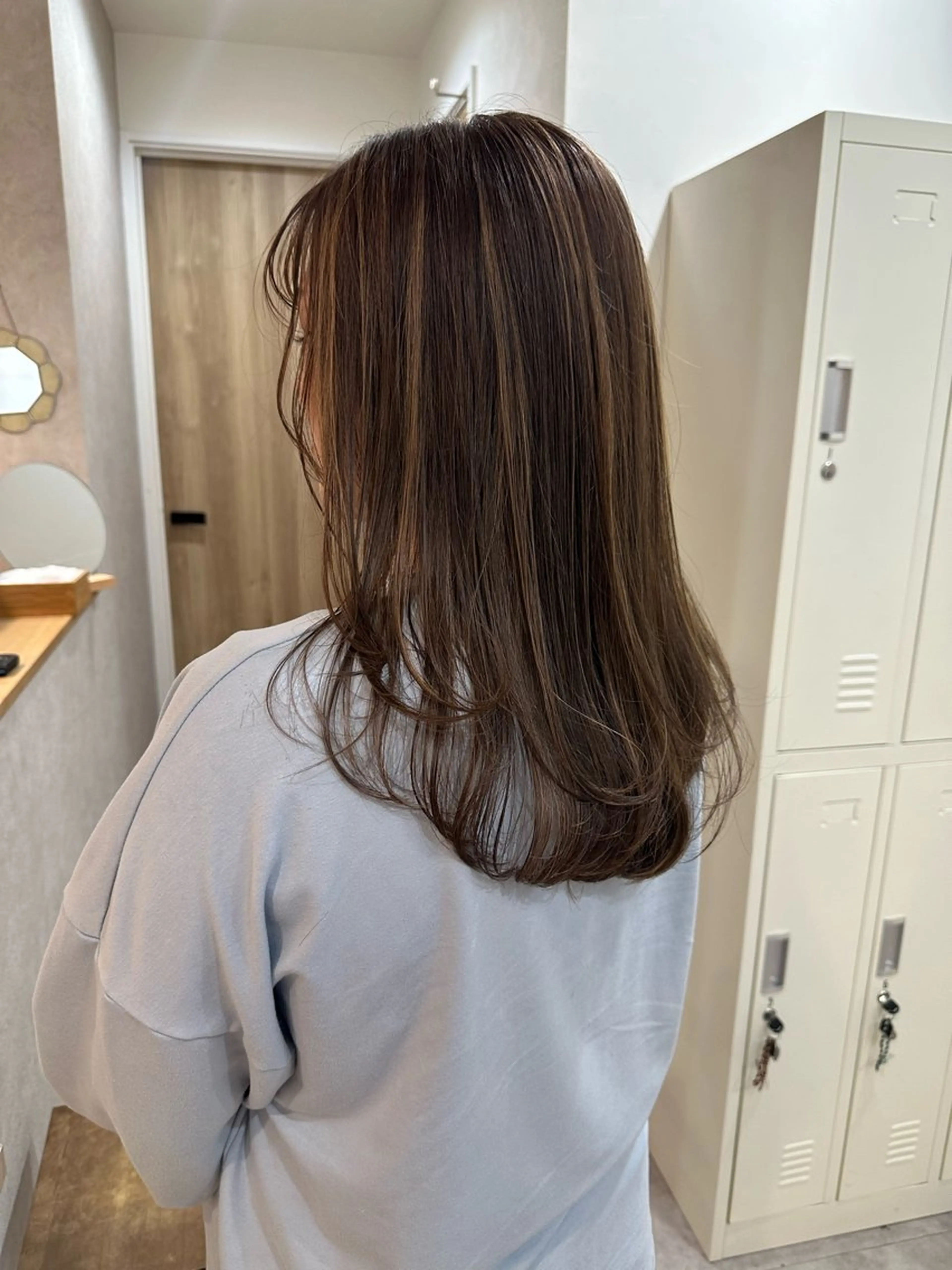 ロング カラー ベージュカラー ハイライトカラー ハッシュカット ハイレイヤー ハイライト カット ヘアカラー 白髪ぼかしハイライト レイヤー川口　元気のヘアスタイル