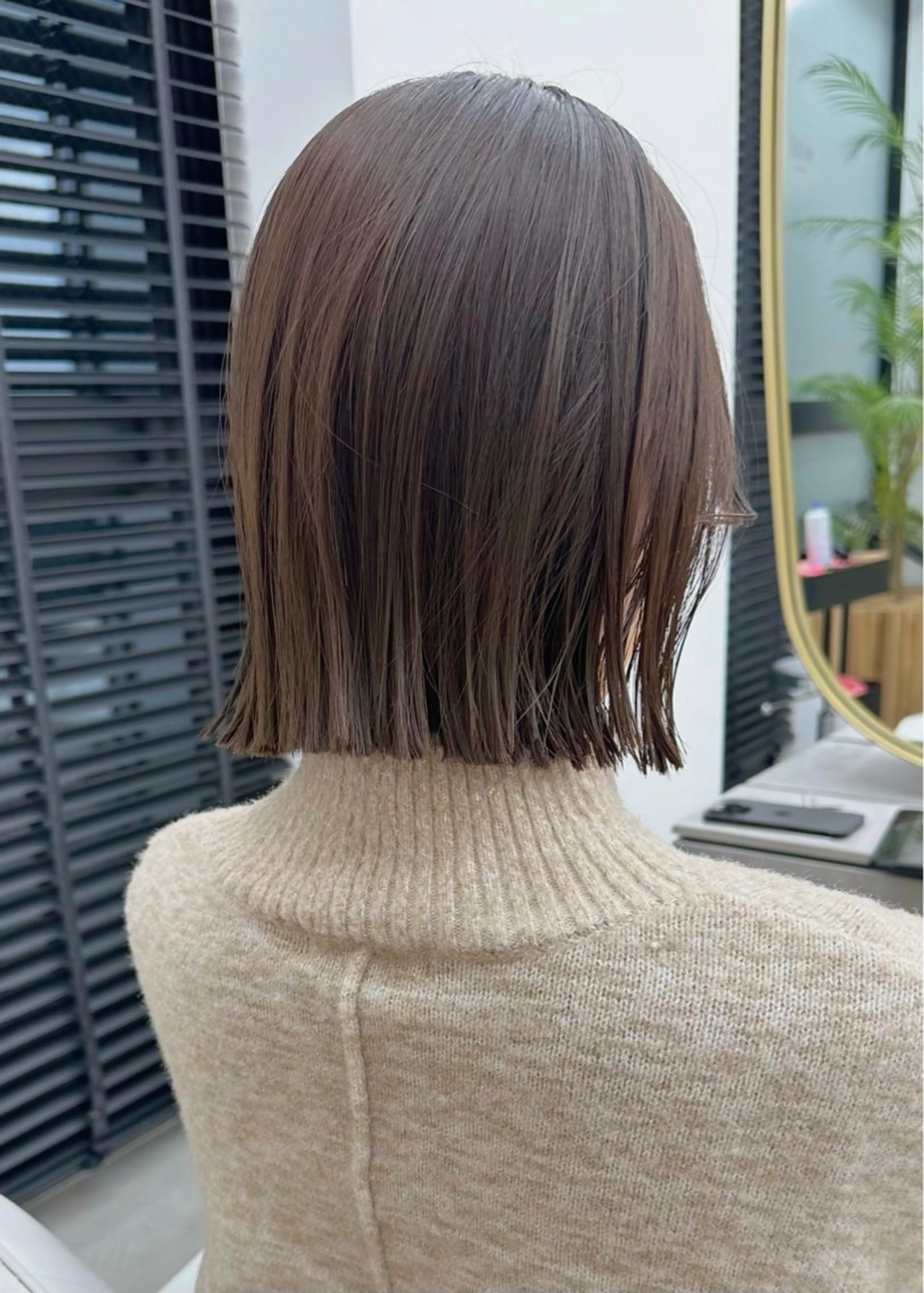 ミディアム カラー 切りっぱなしボブ ベージュカラー 透明感カラー ボブ 外ハネヘア カット ヘアカラー トリートメント レイヤーボブ/ボブ 名駅/縮毛矯正のヘアスタイル