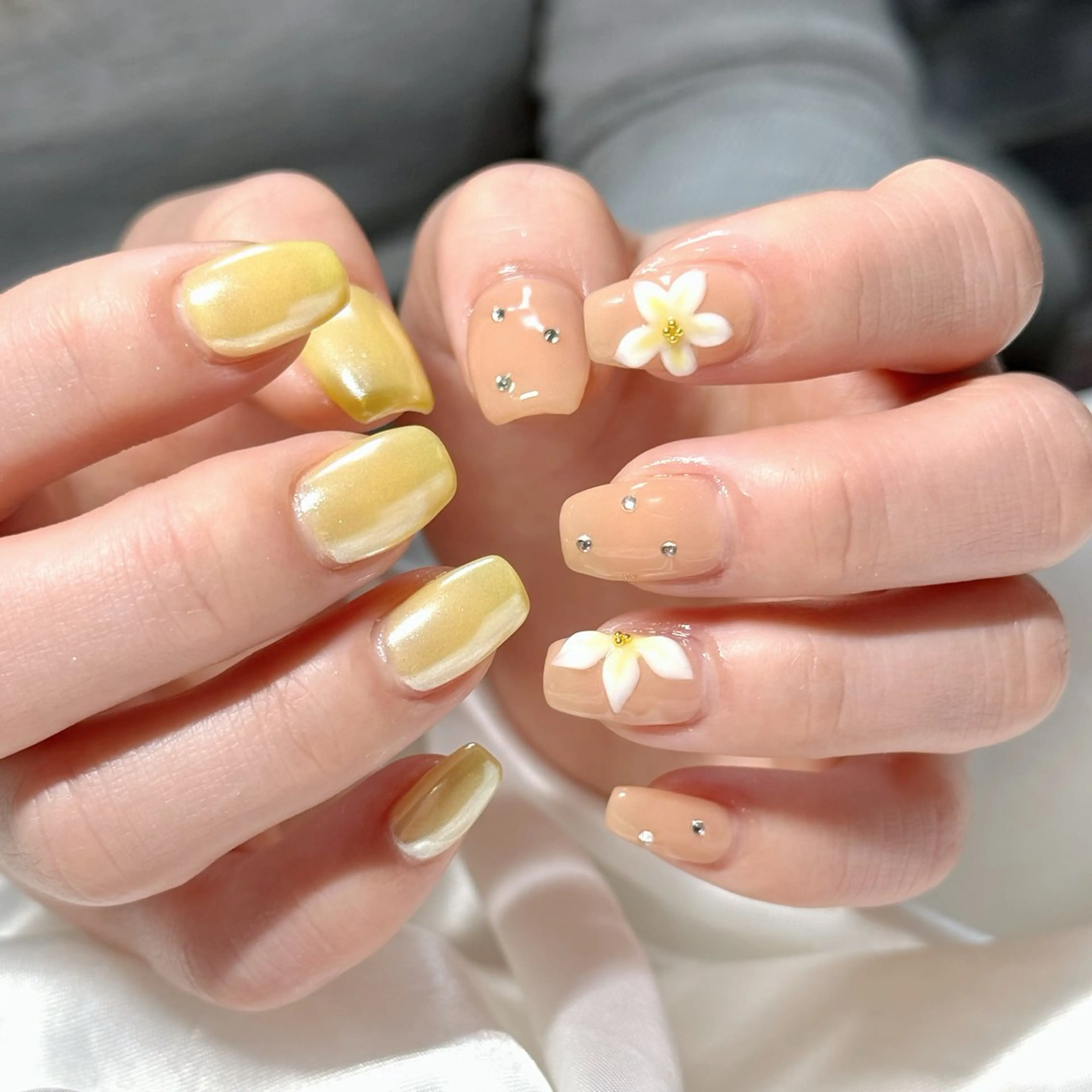 ネイル フラワーネイル ミラーネイル 夏ネイル ホワイト 黄色 ハンドネイル OKIKA所属・【OKIKA】 らん🦖🌈🧡のマツエク・マツパデザイン