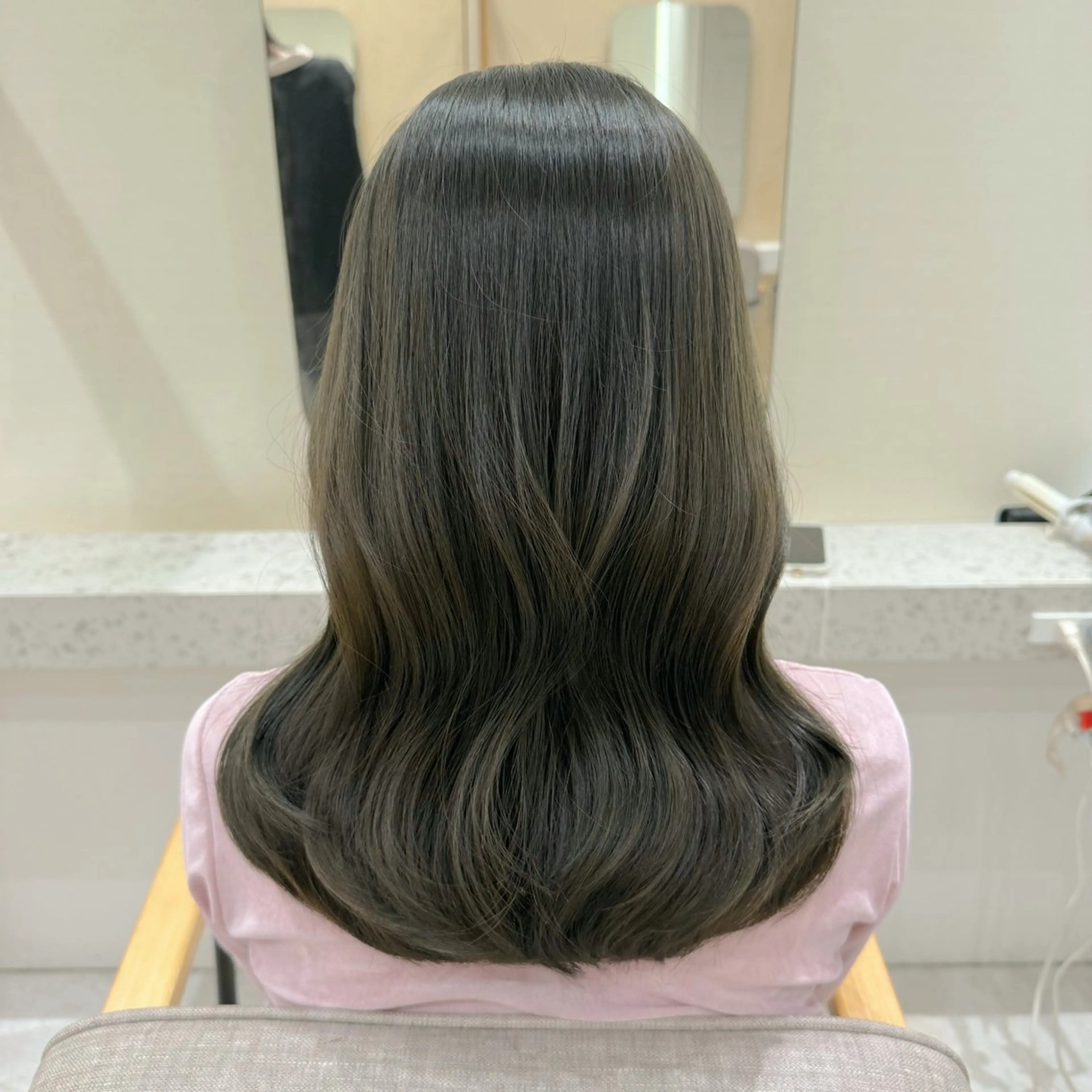 セミロング カット ブリーチなしカラー の職人YOSHIKIのヘアスタイル