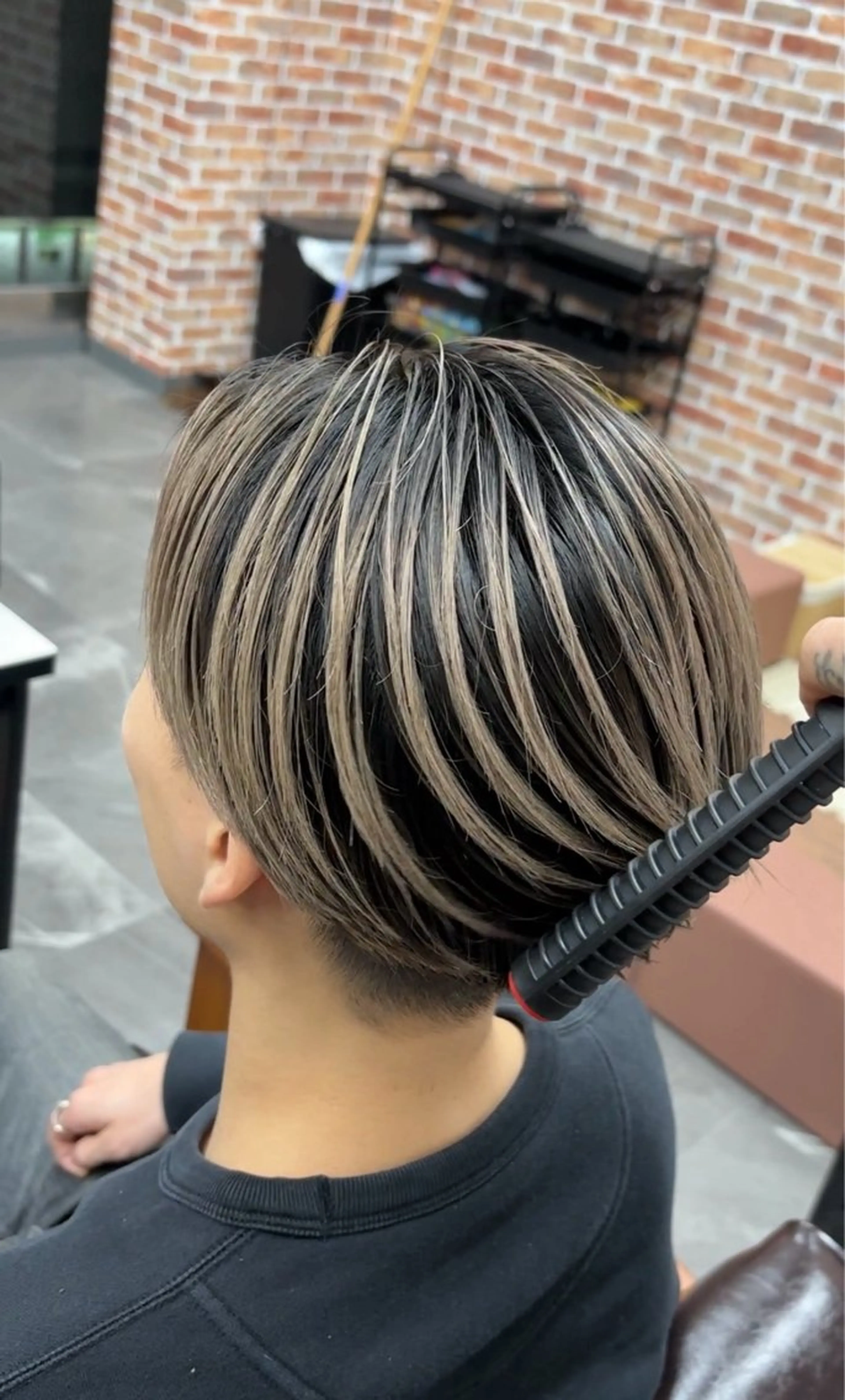 カラー メンズ メンズバレイヤージュ メンズブリーチ バレイヤージュ ブリーチ カット ヘアカラー ギャルの革命児 秀斗のヘアスタイル