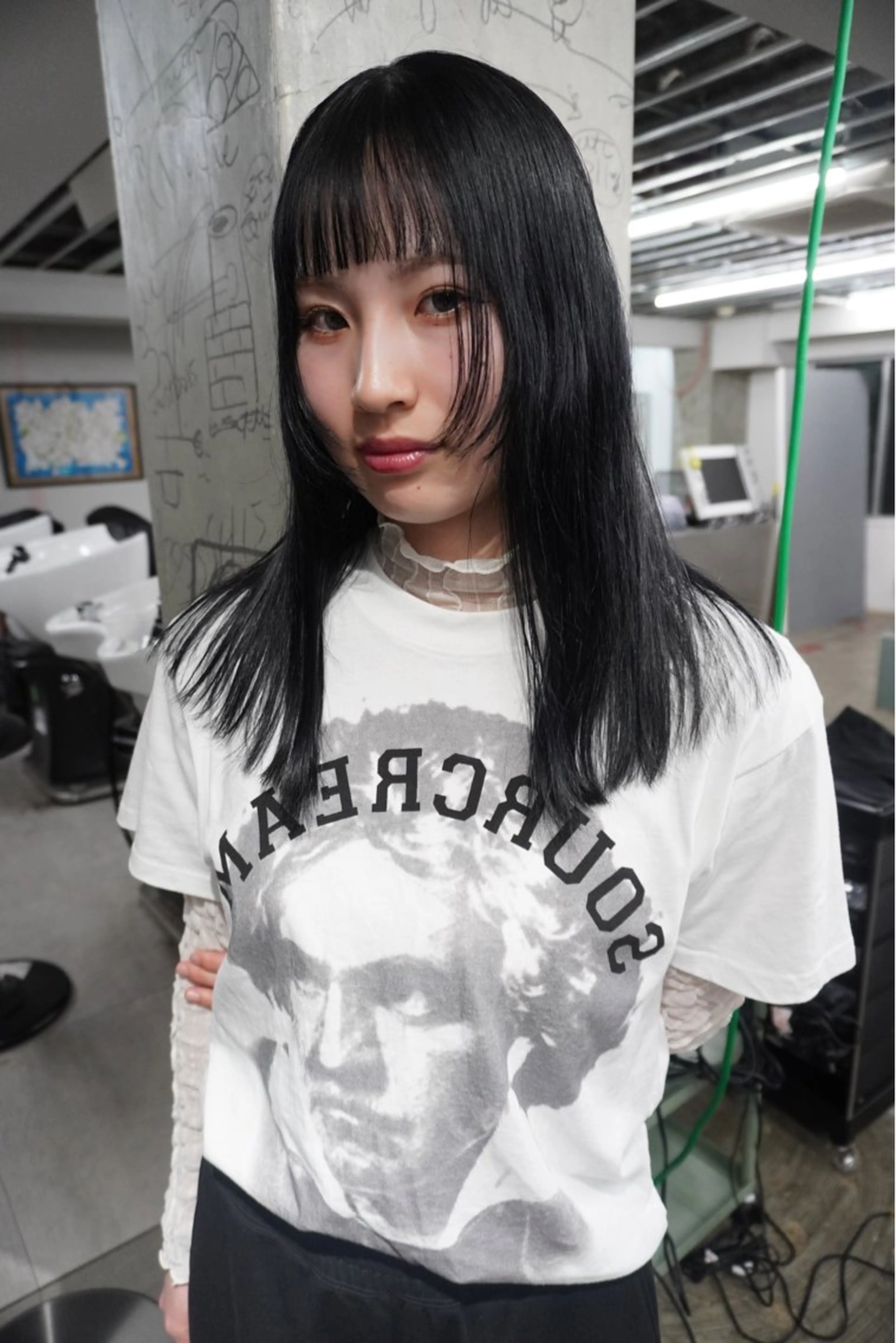 セミロング カラー パーマ ヘアアレンジ 黒髪 ブルーカラー ブルーグレー グレーブラック オン眉 髪と音処　マトぺ所属・デザインカラー/ボブ ブリーチカラー/ユリのヘアスタイル