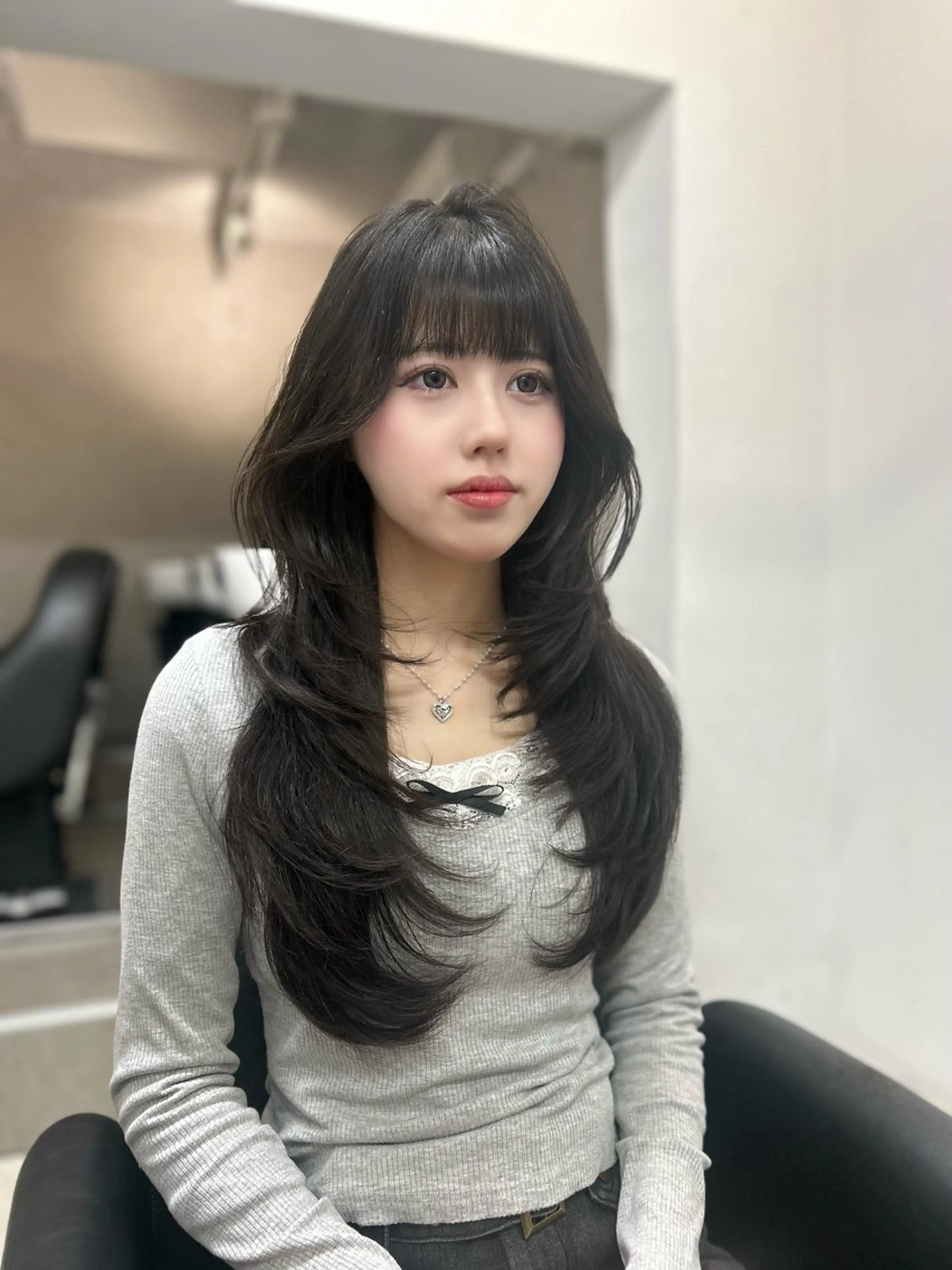 ロング カラー ベージュカラー 黒髪 ブリーチ ブルーカラー ブルーブラック 梅田l大人韓国ヘア レイヤー×艶カラーのヘアスタイル