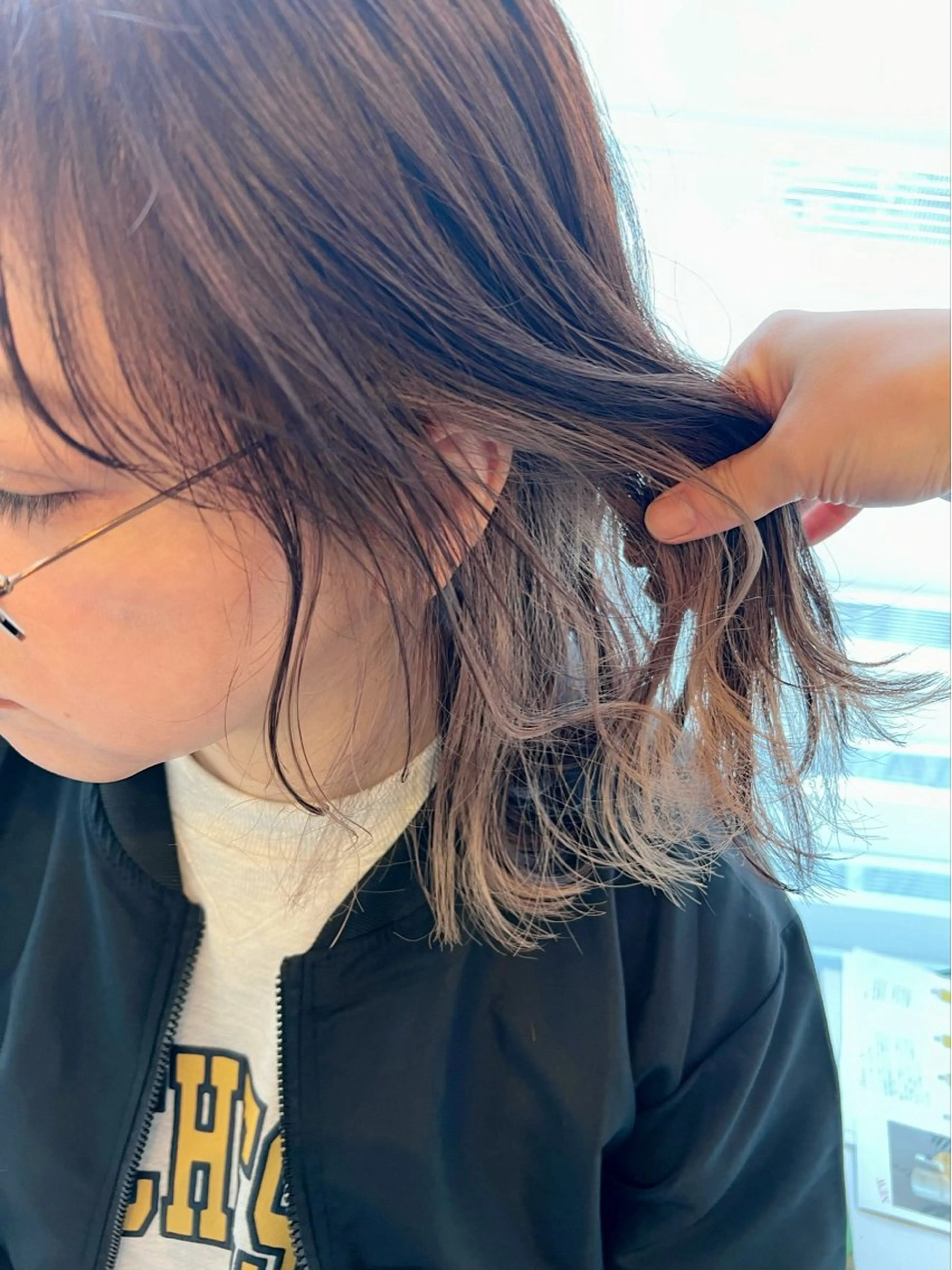 ミディアム カラー ベージュカラー インナーカラー 外ハネヘア カット ヘアカラー Ripps長居所属・メテオ ／ヘアカラー 西川菜実のヘアスタイル