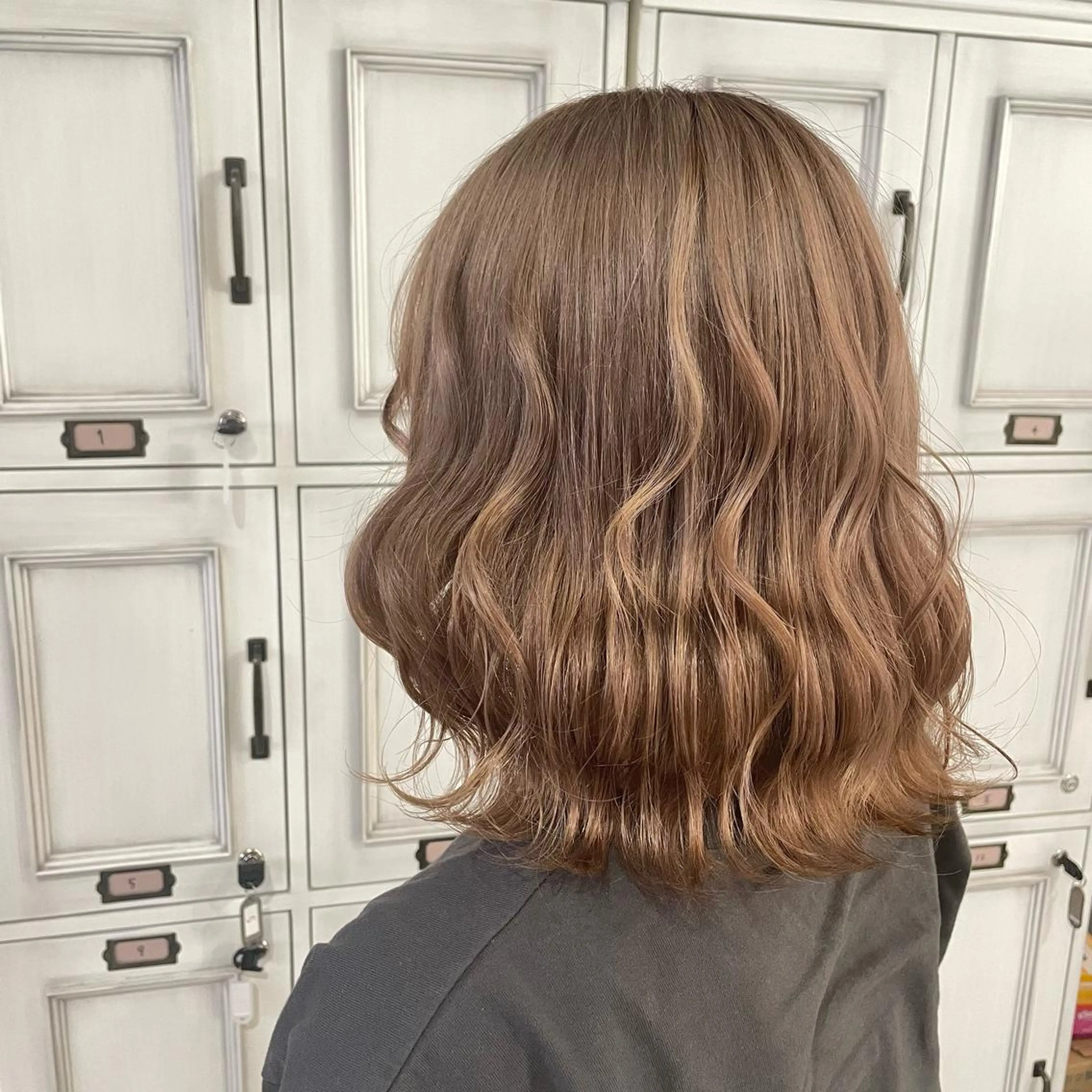 ミディアム カラー ベージュカラー ミルクティーベージュ Hair Labo ASH  あみん♡のヘアスタイル