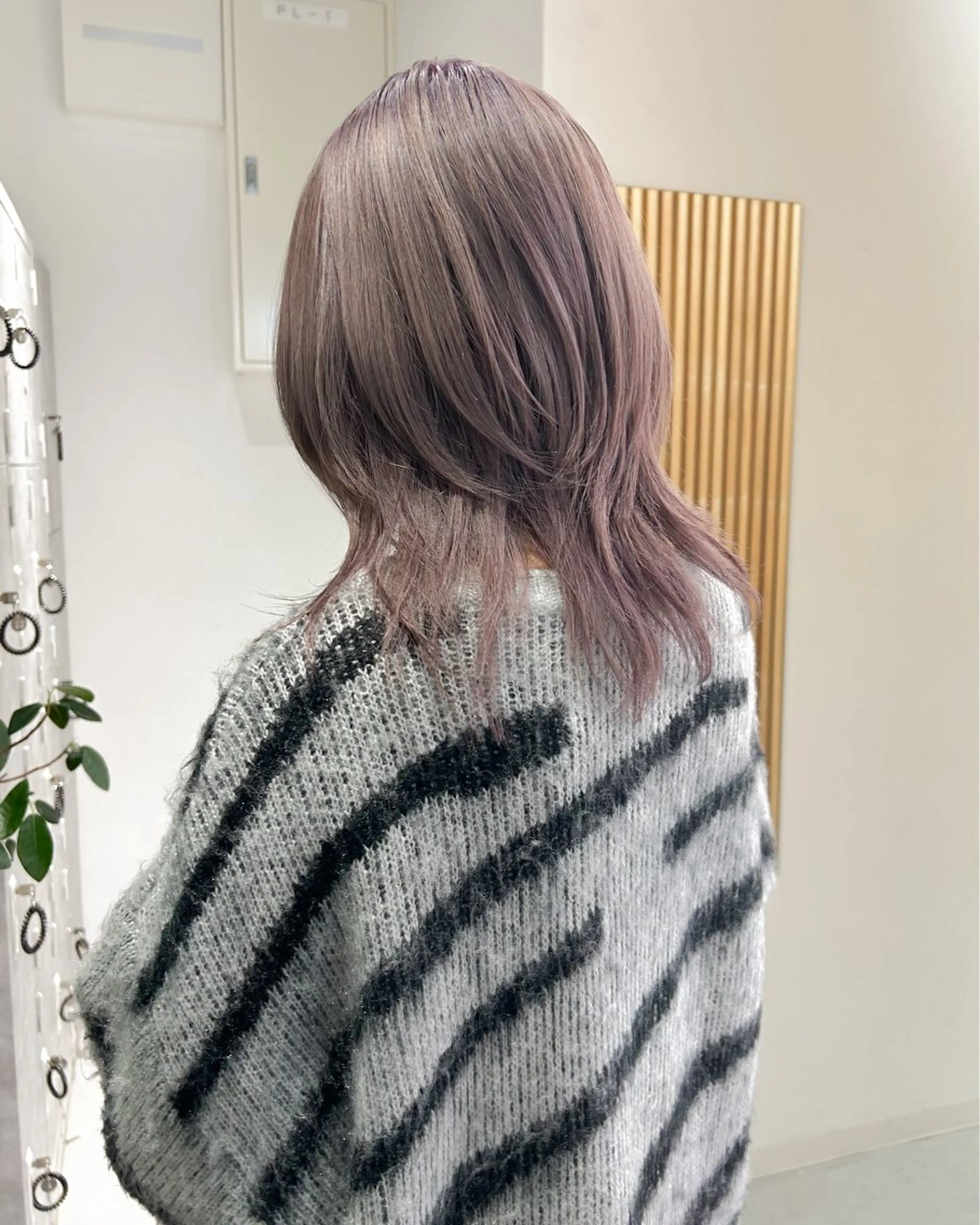 セミロング カラー ブリーチ グレージュ ハイトーンカラー ラベンダーカラー ラベンダーグレージュ ダブルカラー,透け カラーHINARIのヘアスタイル