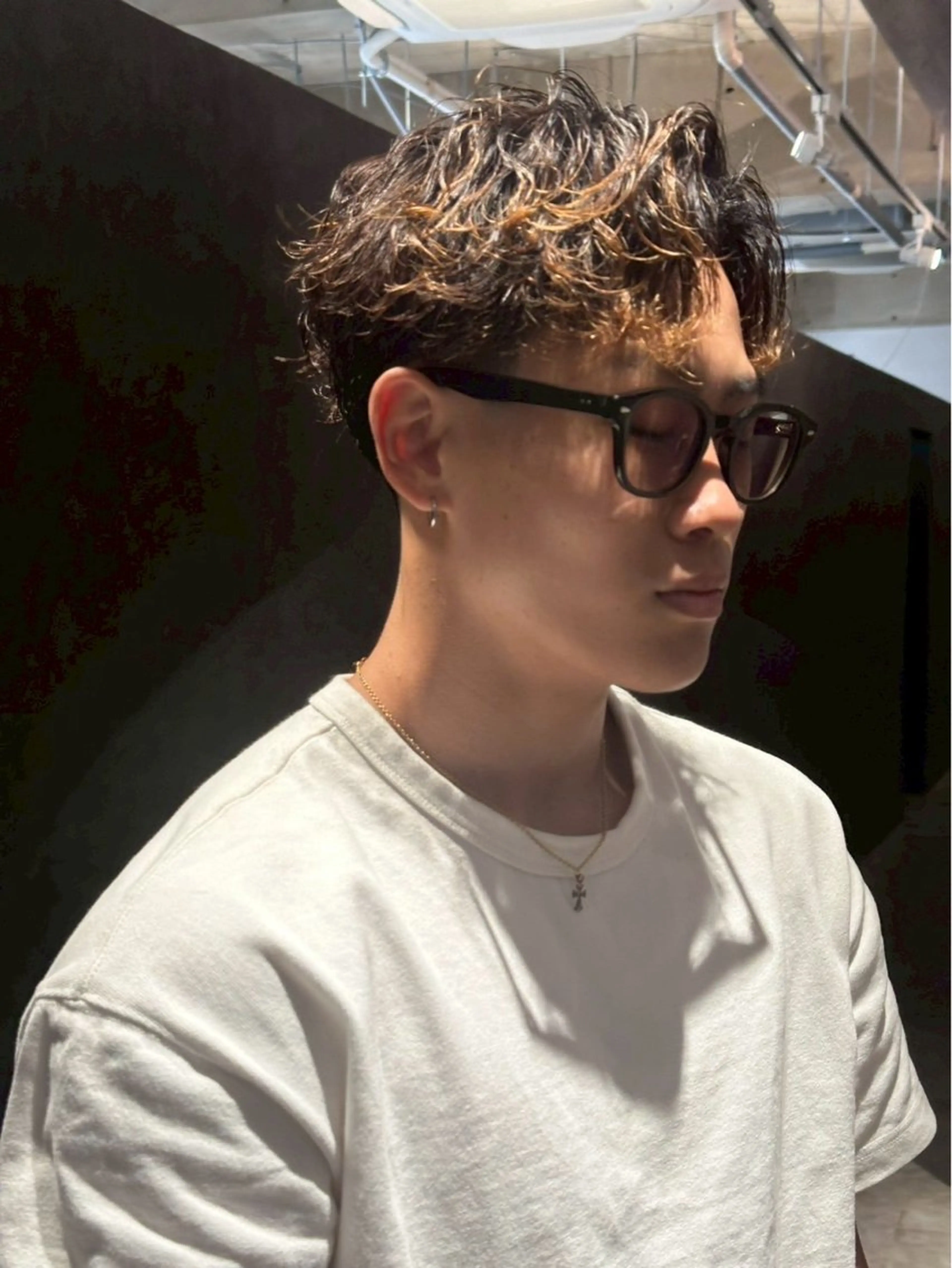 ショート カラー パーマ メンズ メンズブリーチ センターパート フェードカット フェザーパーマ メンズハイライト カット パーマ トリートメント 金山駅前/メンズ パーマ/真柄 恒輝のヘアスタイル