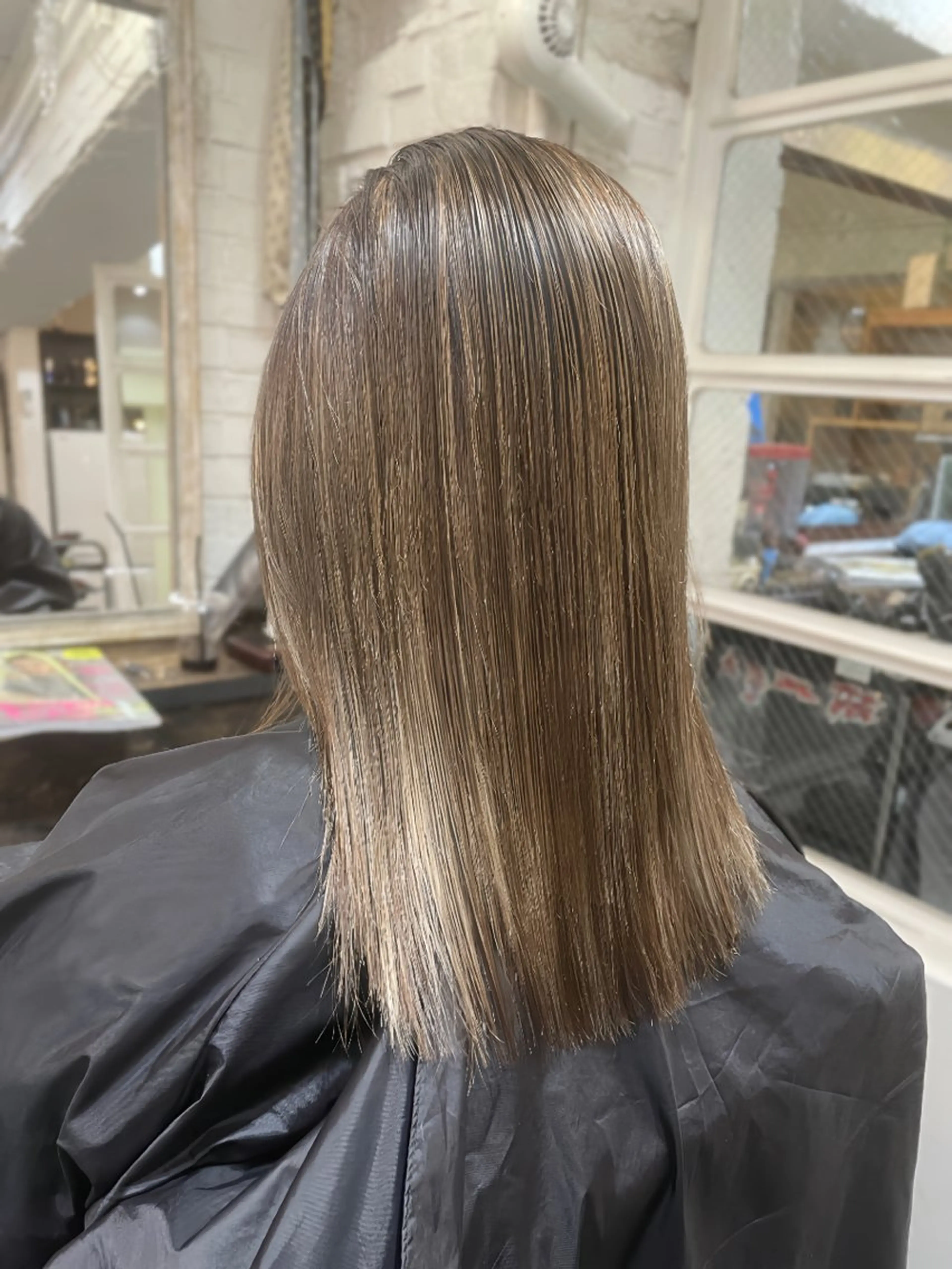 セミロング カラー アッシュ ベージュカラー ハイライトカラー ハイライト RINA ブリーチ / 海外レイヤーのヘアスタイル