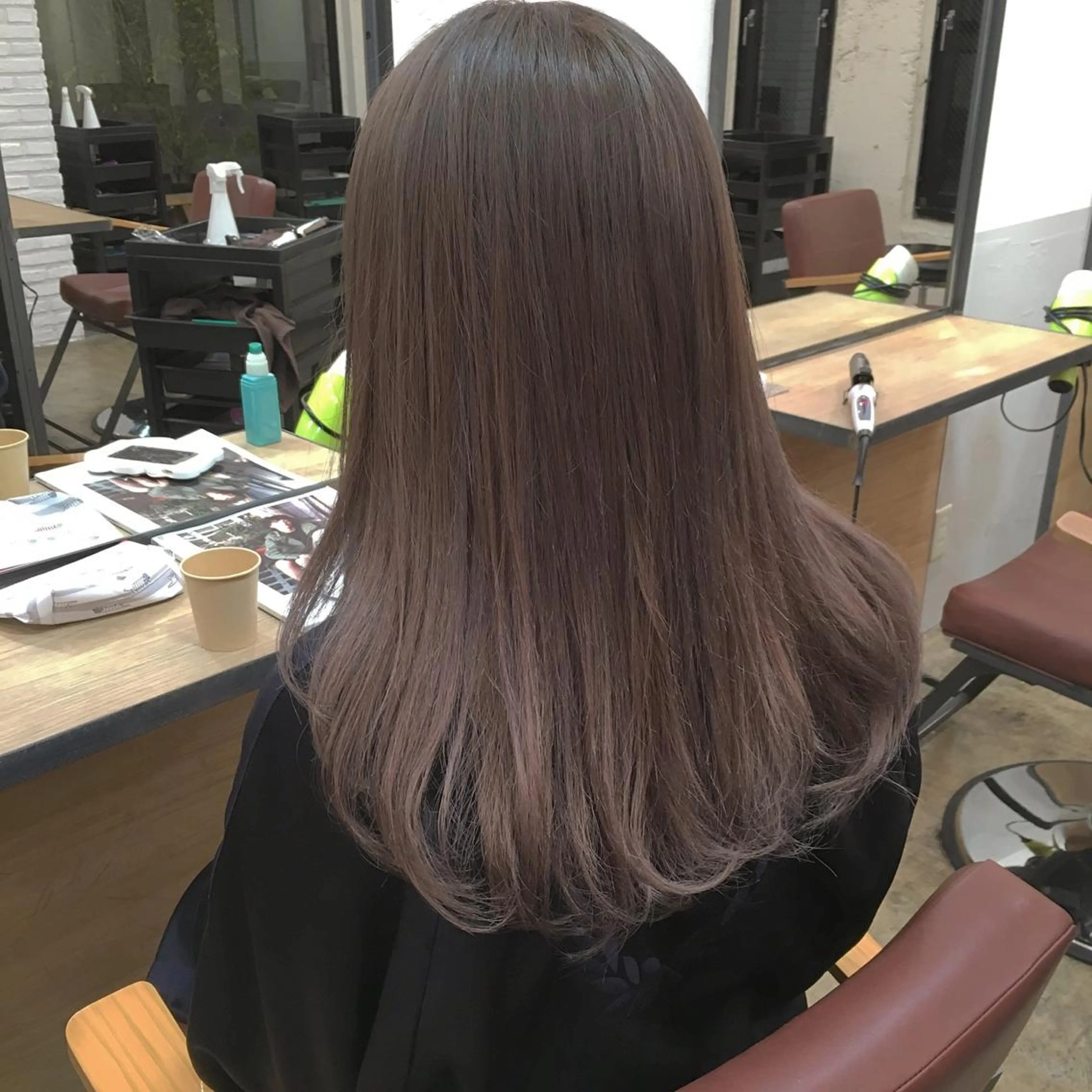 カラー ブリーチ 透明感カラー グレージュ ラベンダーカラー 飯嶋 彩奈のヘアスタイル