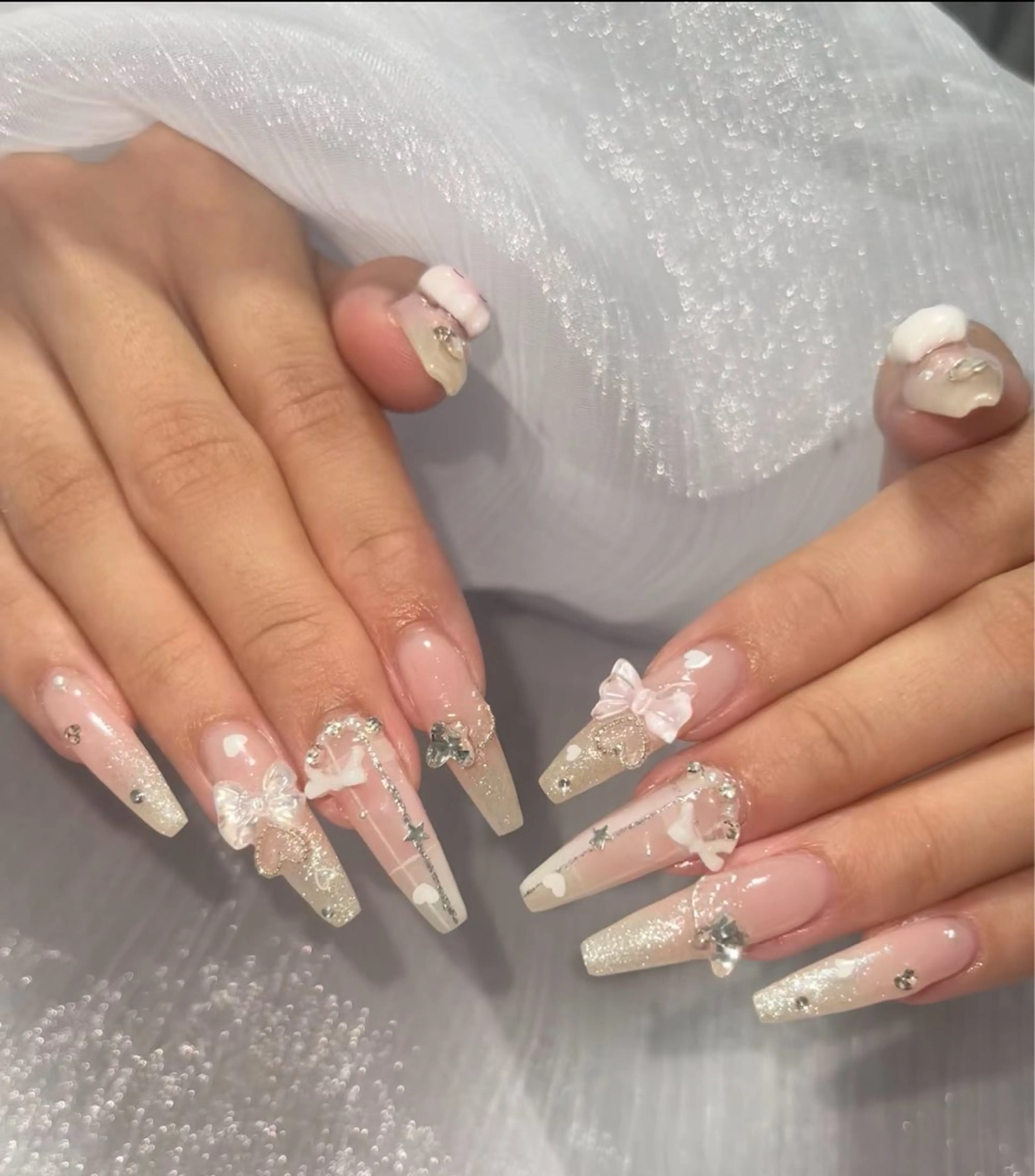 ネイル オーロラネイル クリアネイル フラッシュネイル ジェルネイル グラデーション ハンドネイル Amee Nail Salonのネイルデザイン