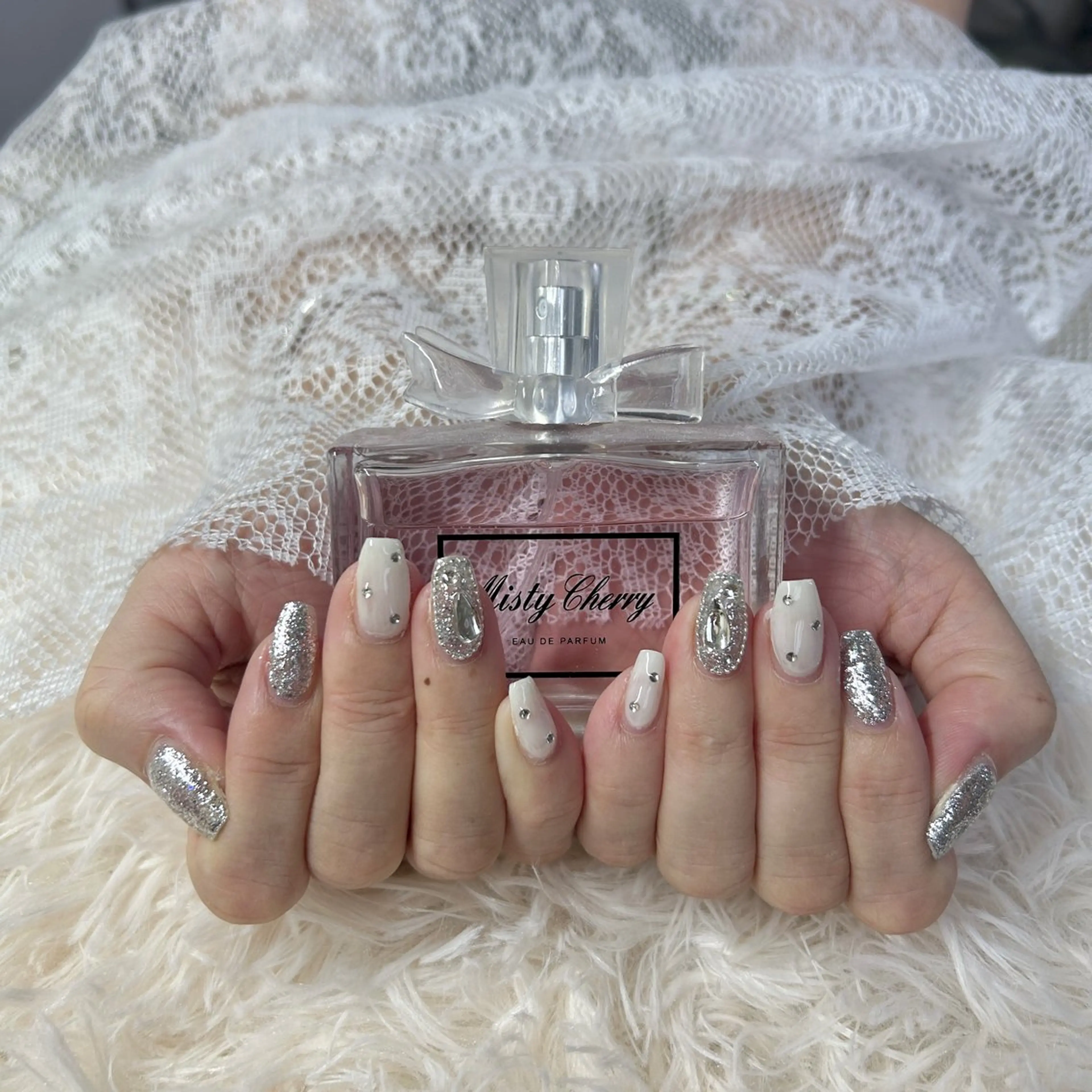 ネイル シルバー ホワイト Nana treeのネイルデザイン